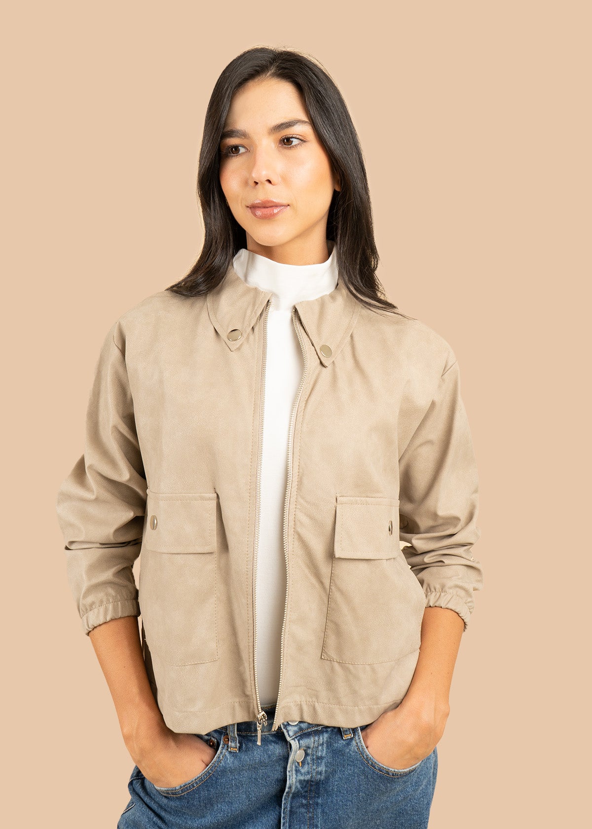 Chaqueta color beige con bolsillos delanteros y botones plateados 106579