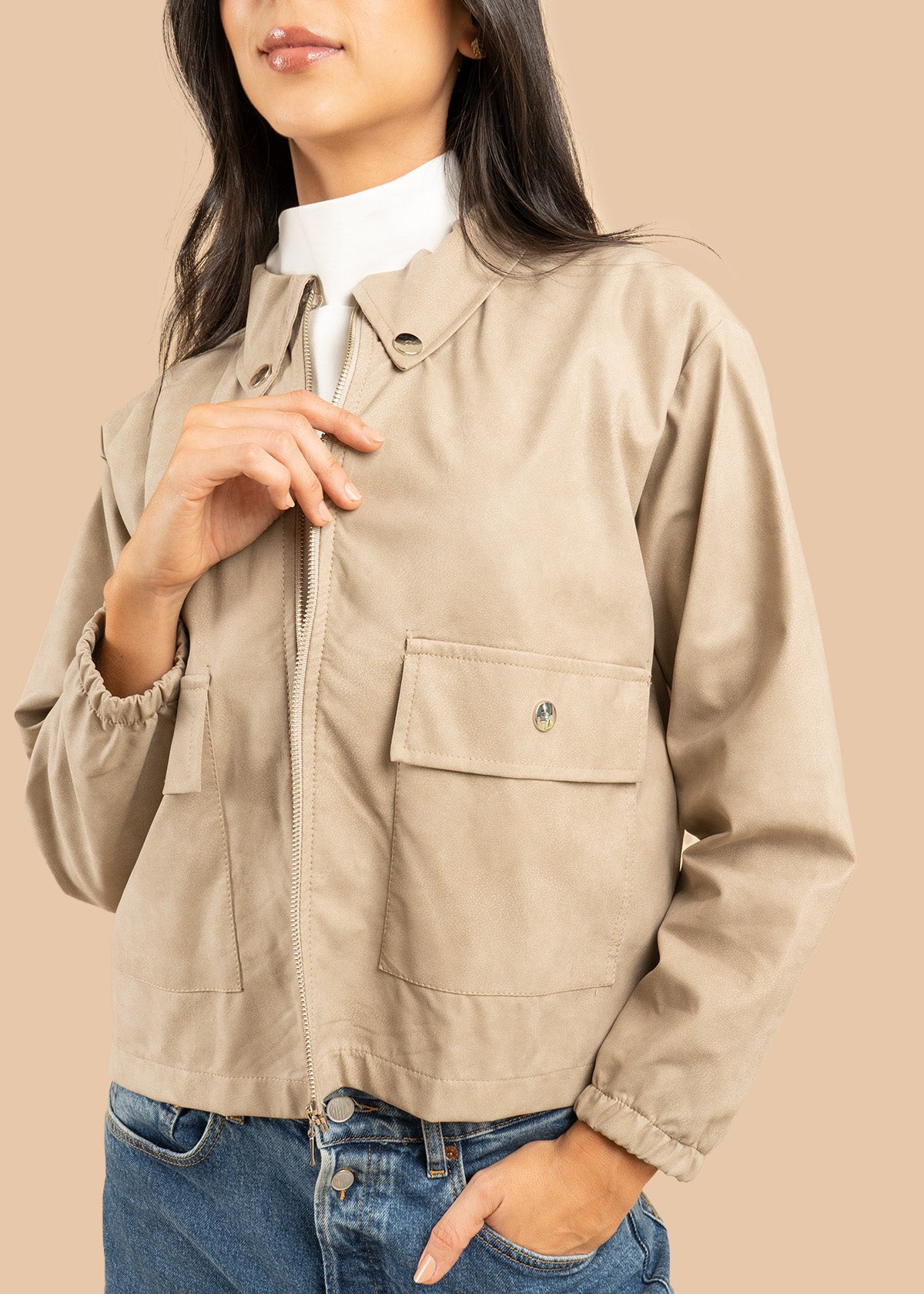 Chaqueta color beige con bolsillos delanteros y botones plateados 106579