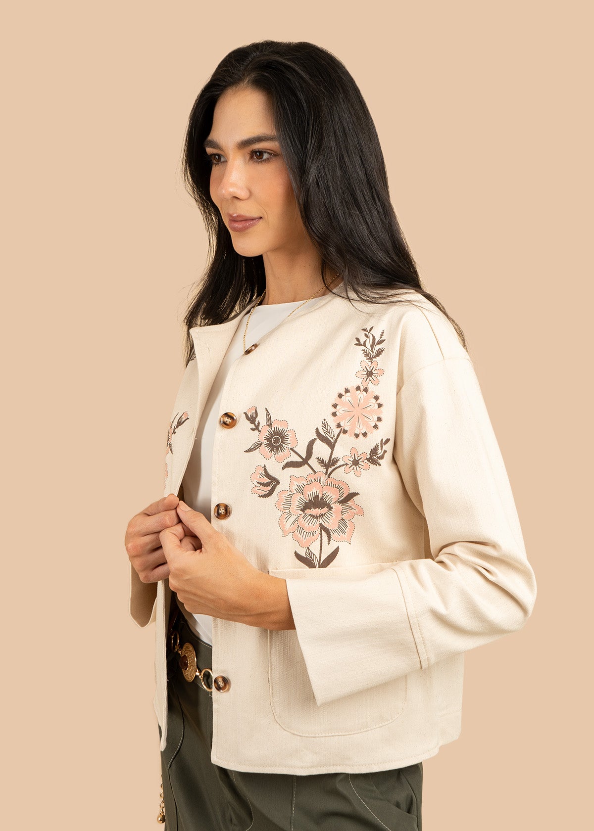 Chaqueta color beige con estampado floral 106580