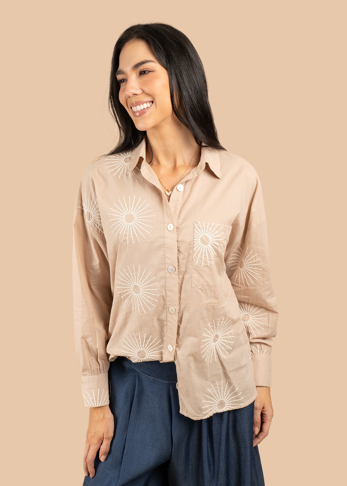 Blusa color camel con bordado de soles 106581