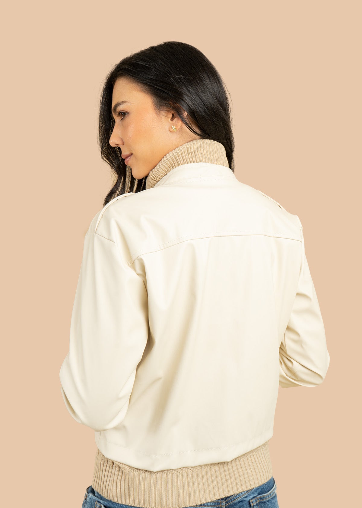 Chaqueta color beige con efecto de cuero 106582
