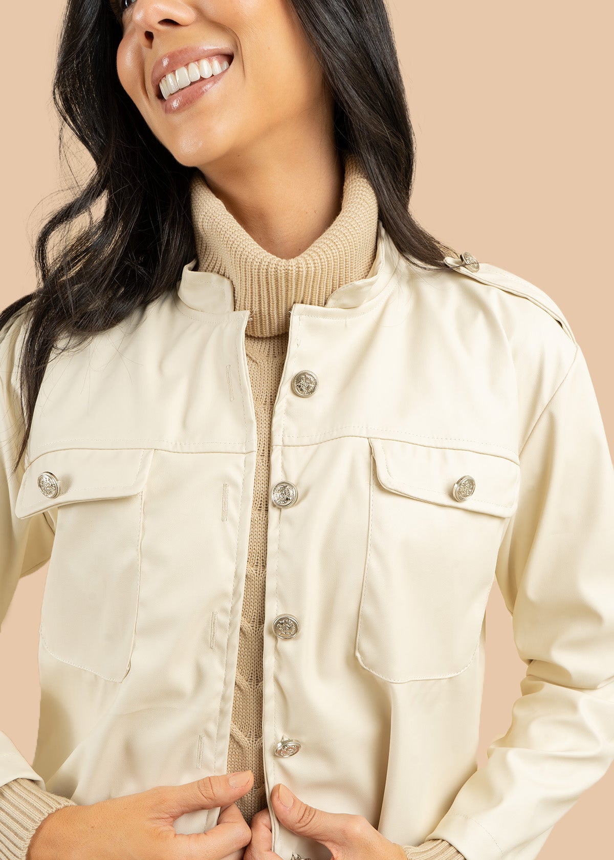 Chaqueta color beige con efecto de cuero 106582