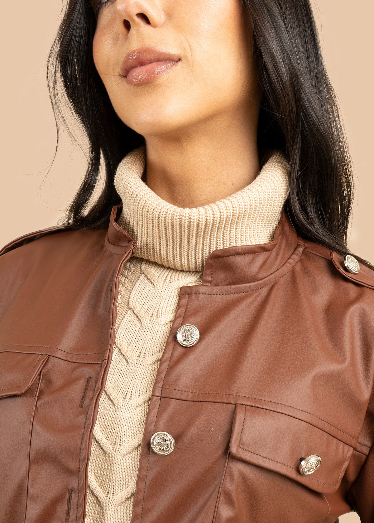 Chaqueta color café con efecto de cuero 106582