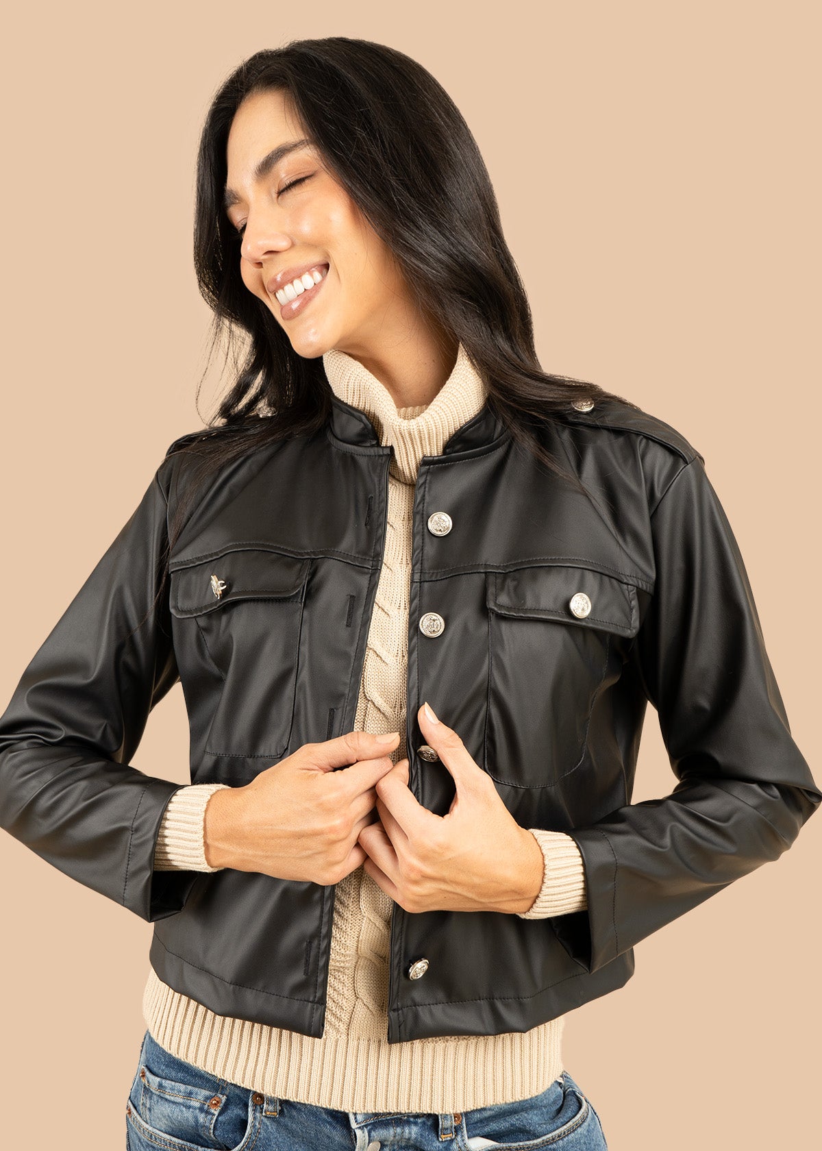 Chaqueta color negro con efecto de cuero 106582