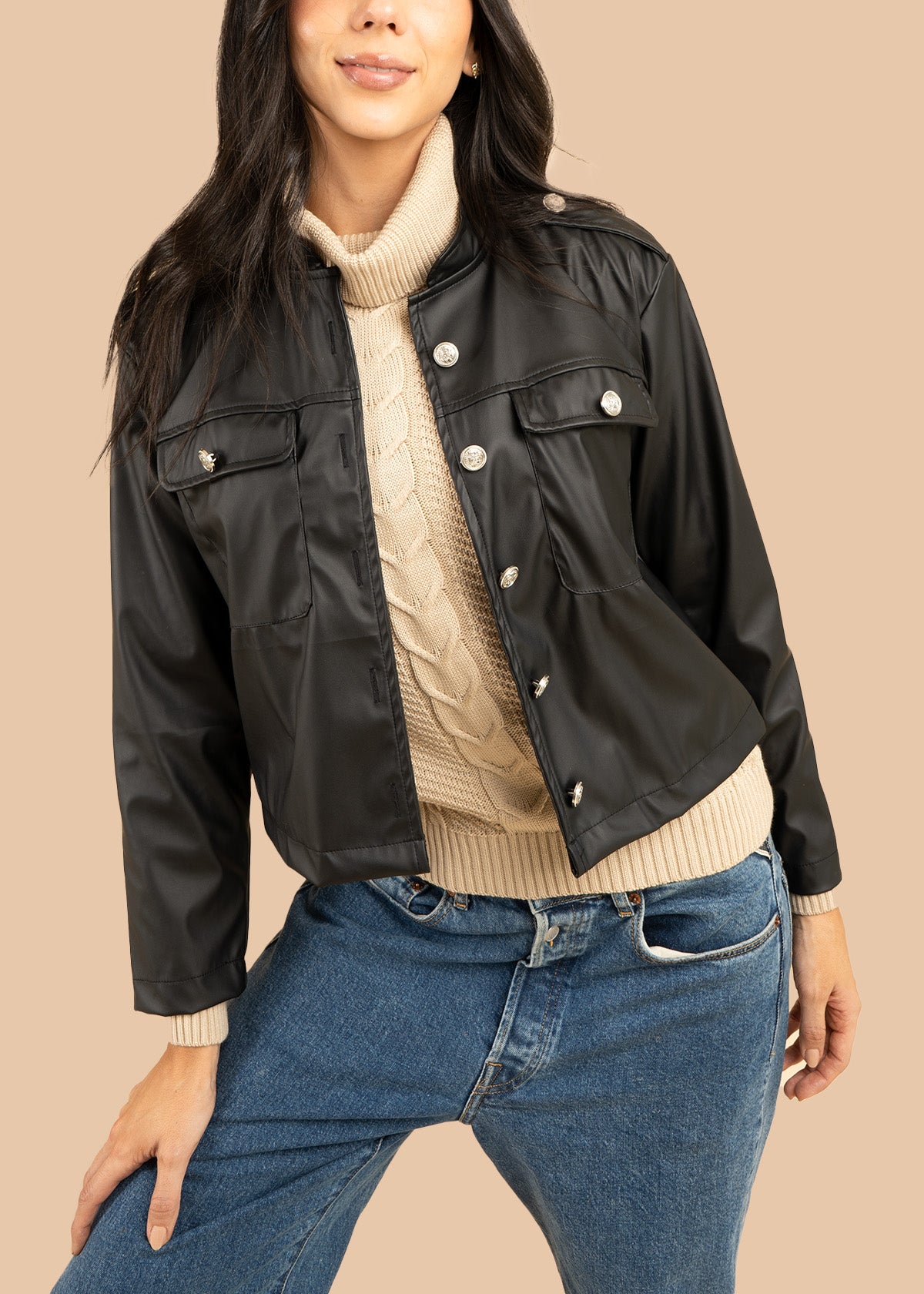 Chaqueta color negro con efecto de cuero 106582