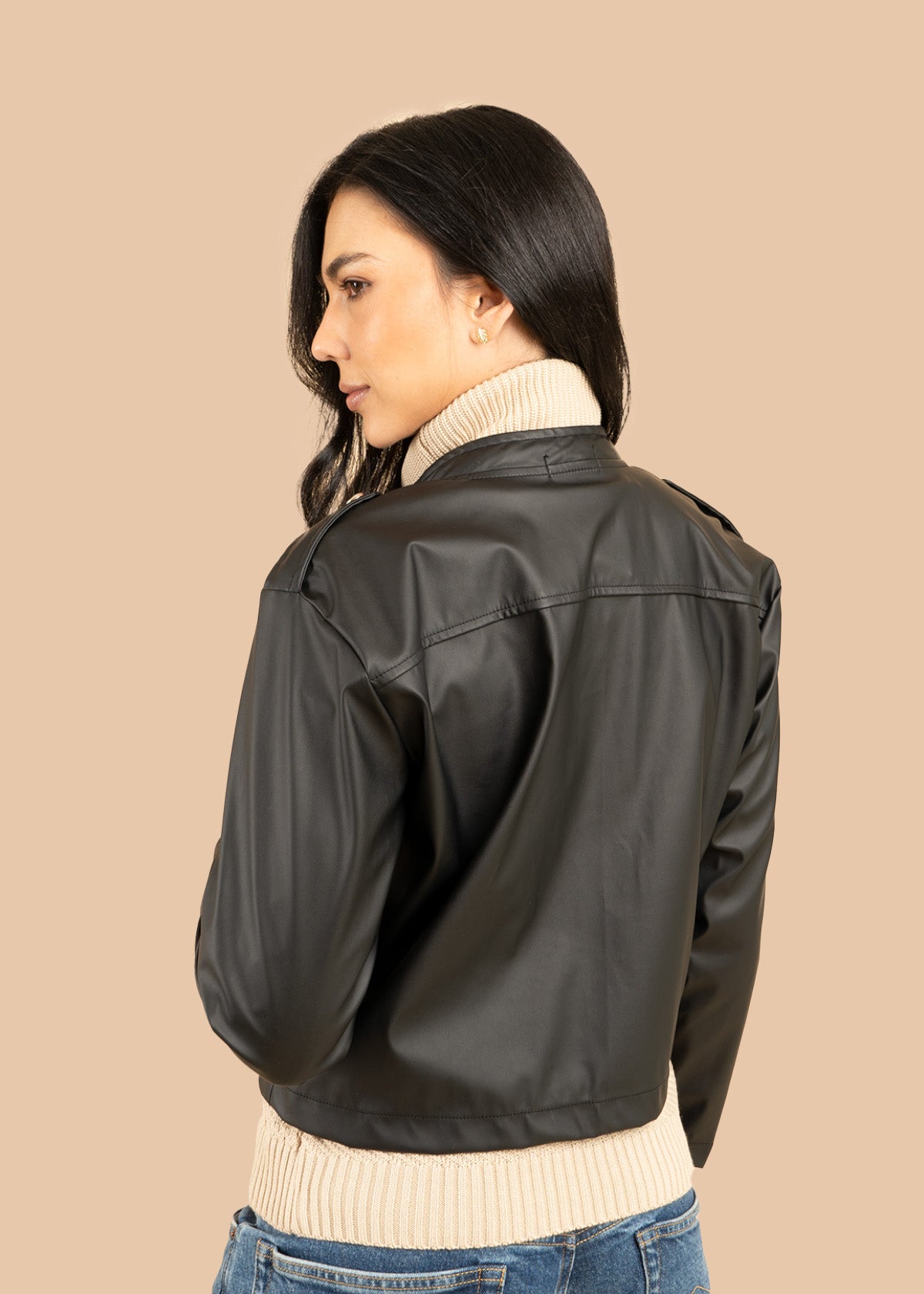 Chaqueta color negro con efecto de cuero 106582