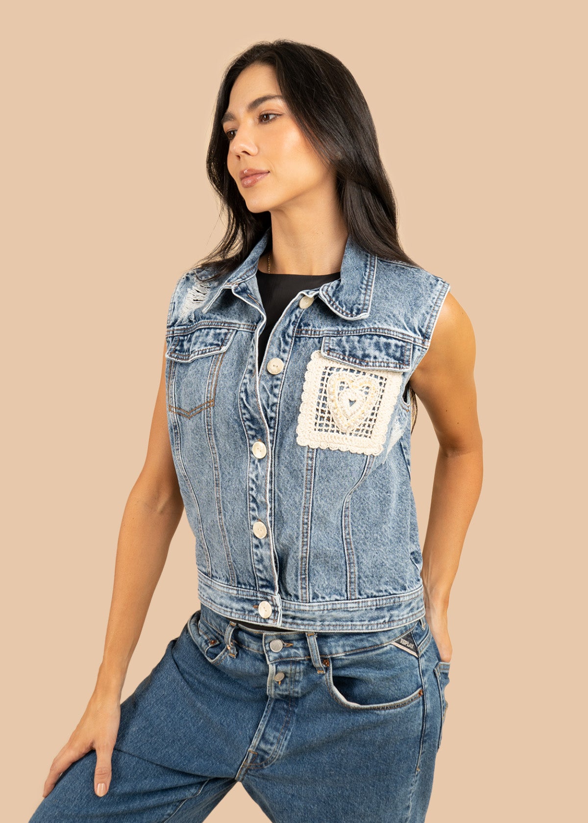 Chaleco color azul en denim y bordado de parche en crochet 106583