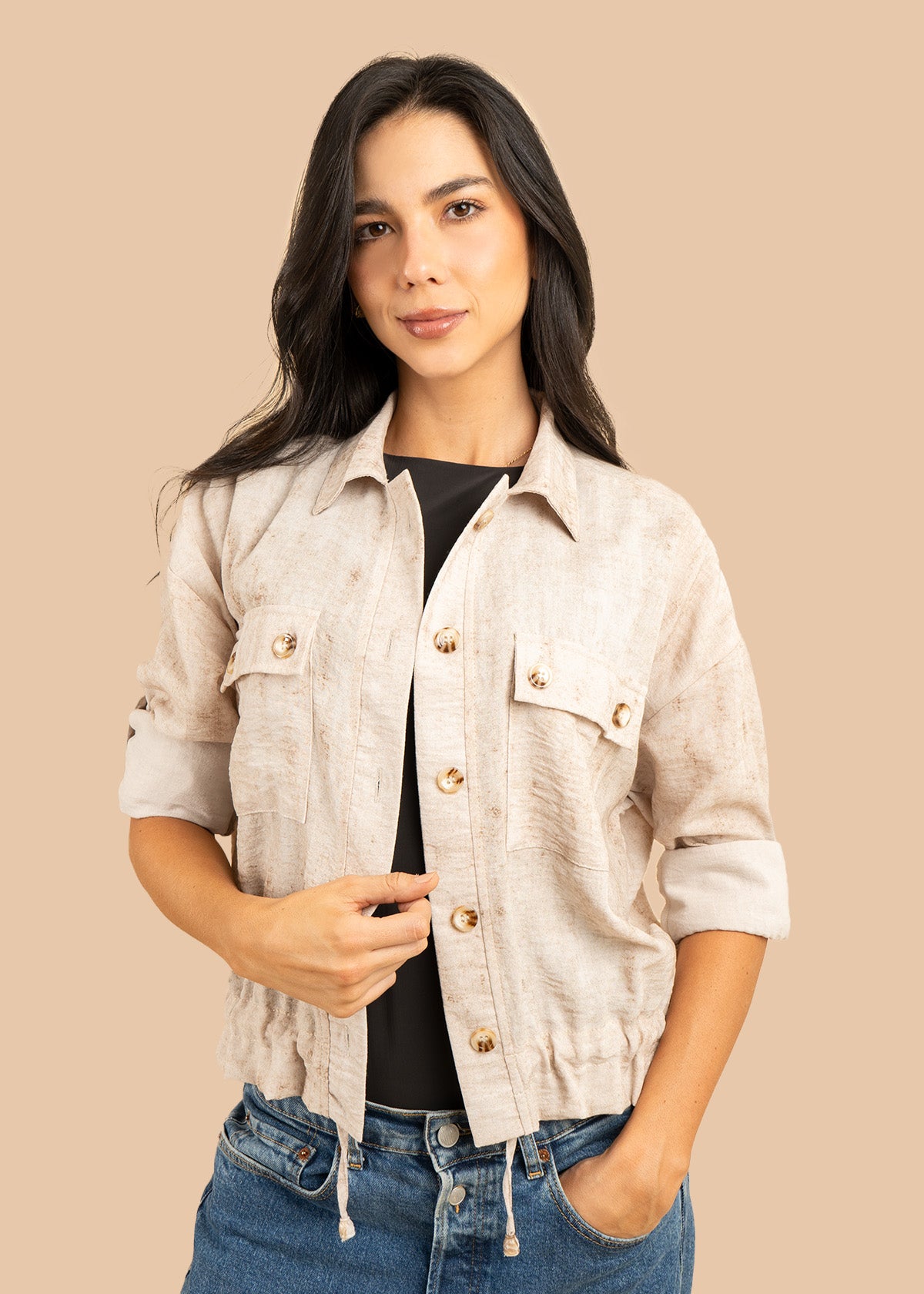 Chaqueta color beige con bolsillos delanteros 106584