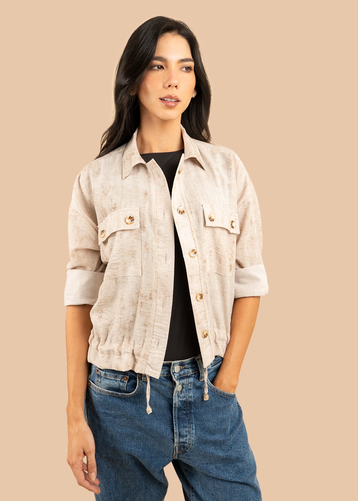 Chaqueta color beige con bolsillos delanteros 106584