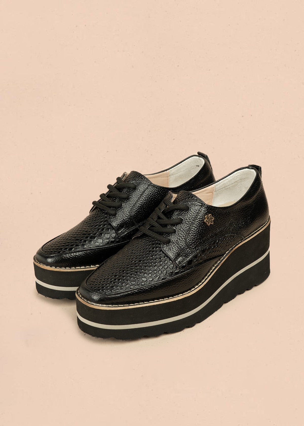 Zapatos en cuero color negro con atadura y textura pitón 106585