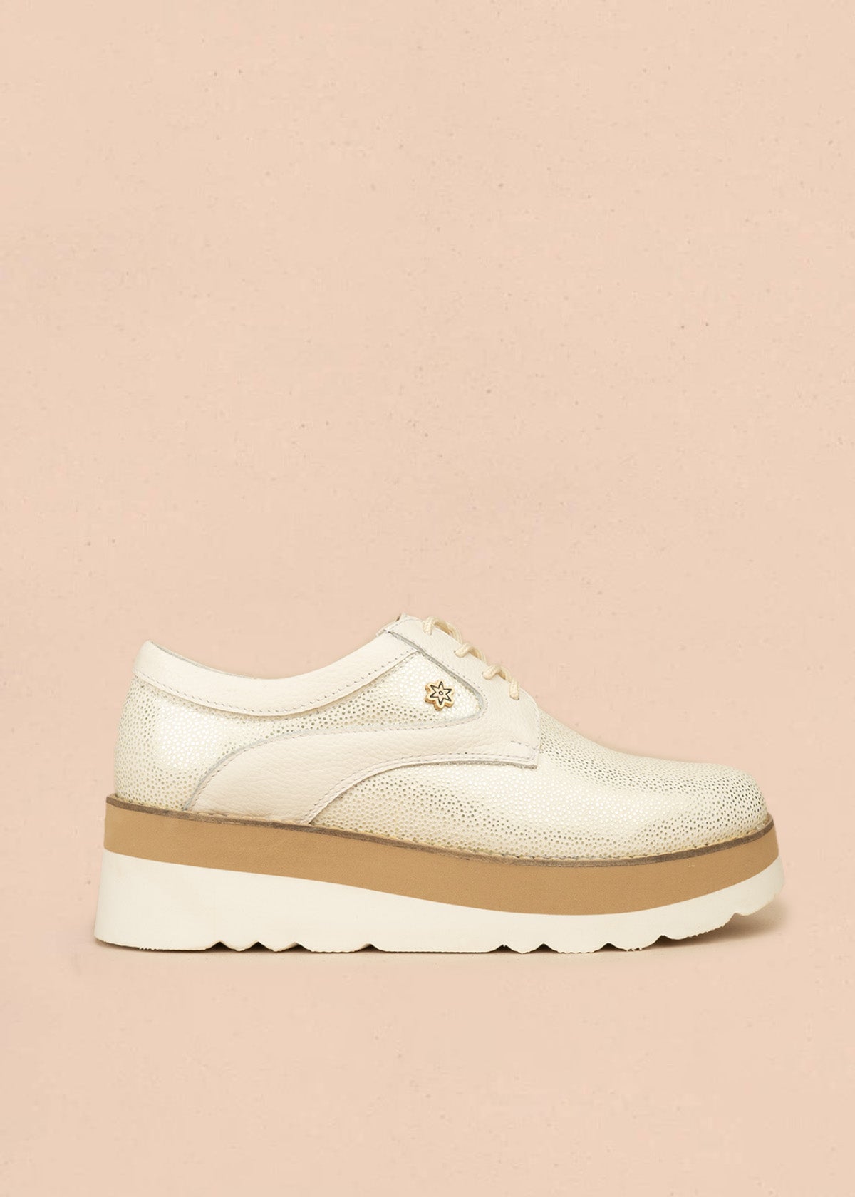 Zapatos color talco con ataduras y plataforma 106586