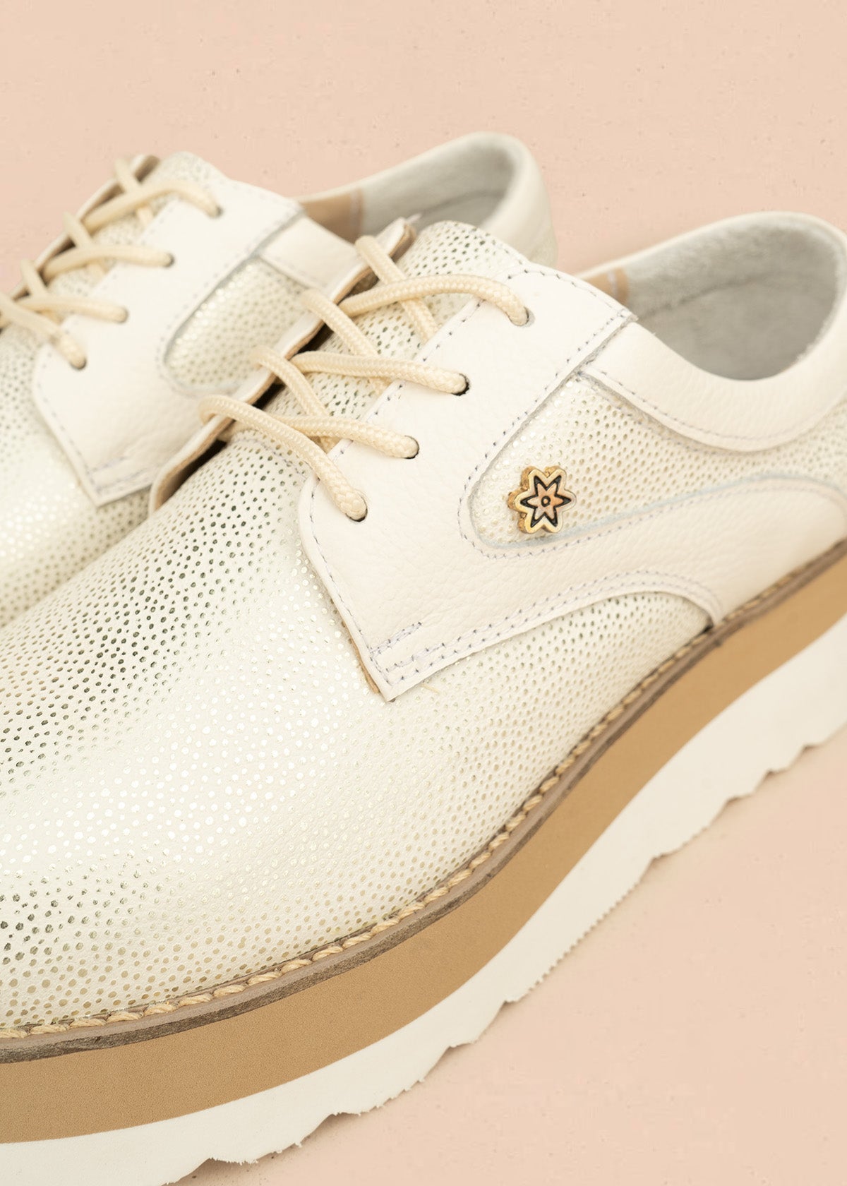 Zapatos color talco con ataduras y plataforma 106586