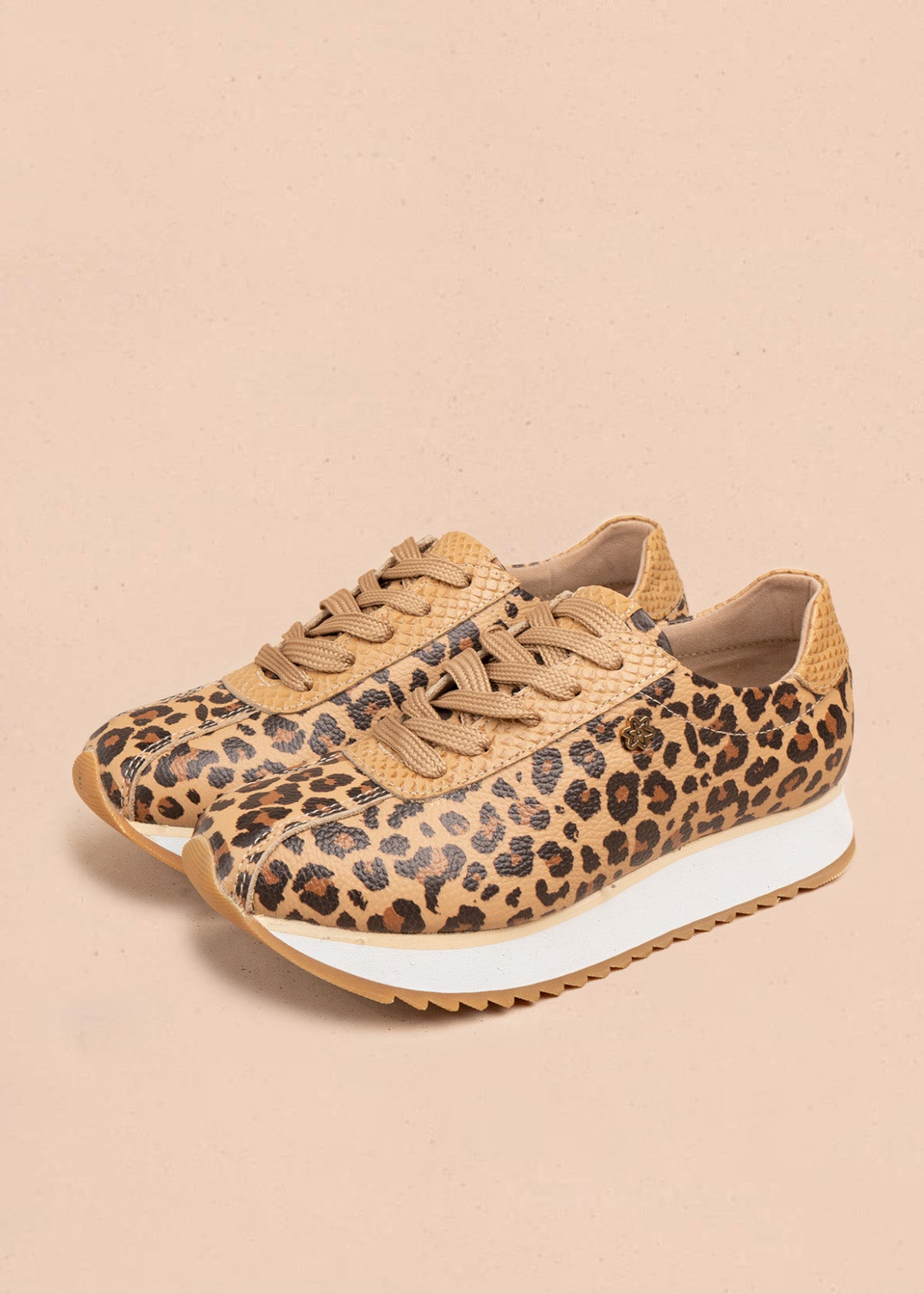 Tenis casuales en cuero color miel animal print 106587