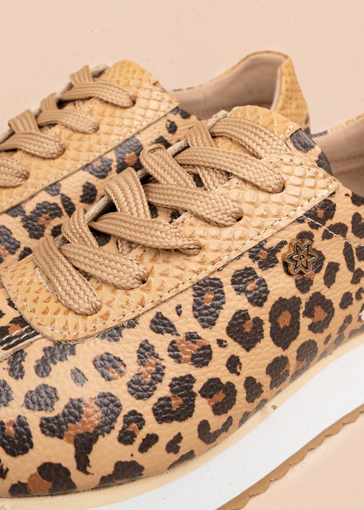 Tenis casuales en cuero color miel animal print 106587