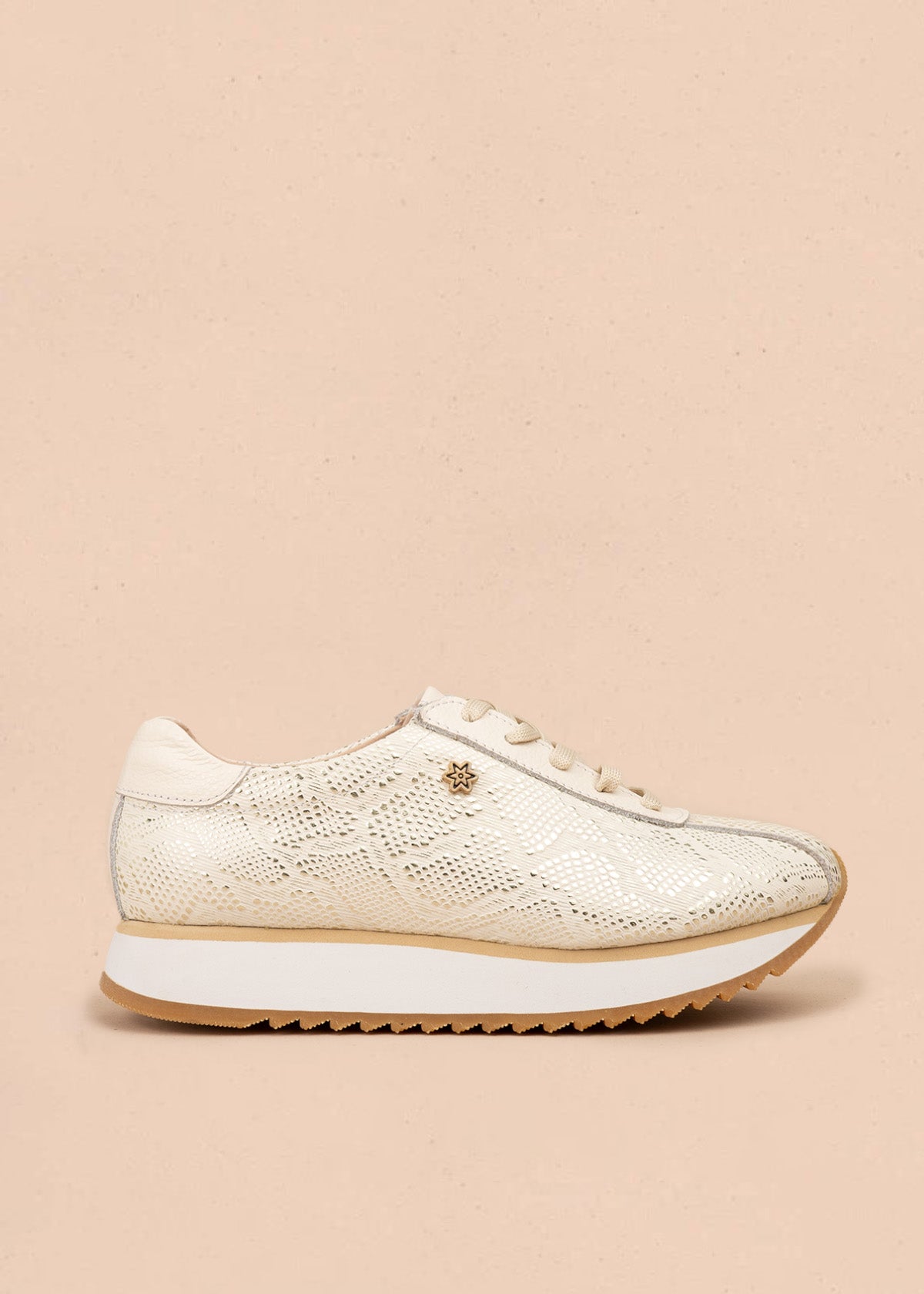 Tenis casuales en cuero color talco con textura tipo pitón 106587