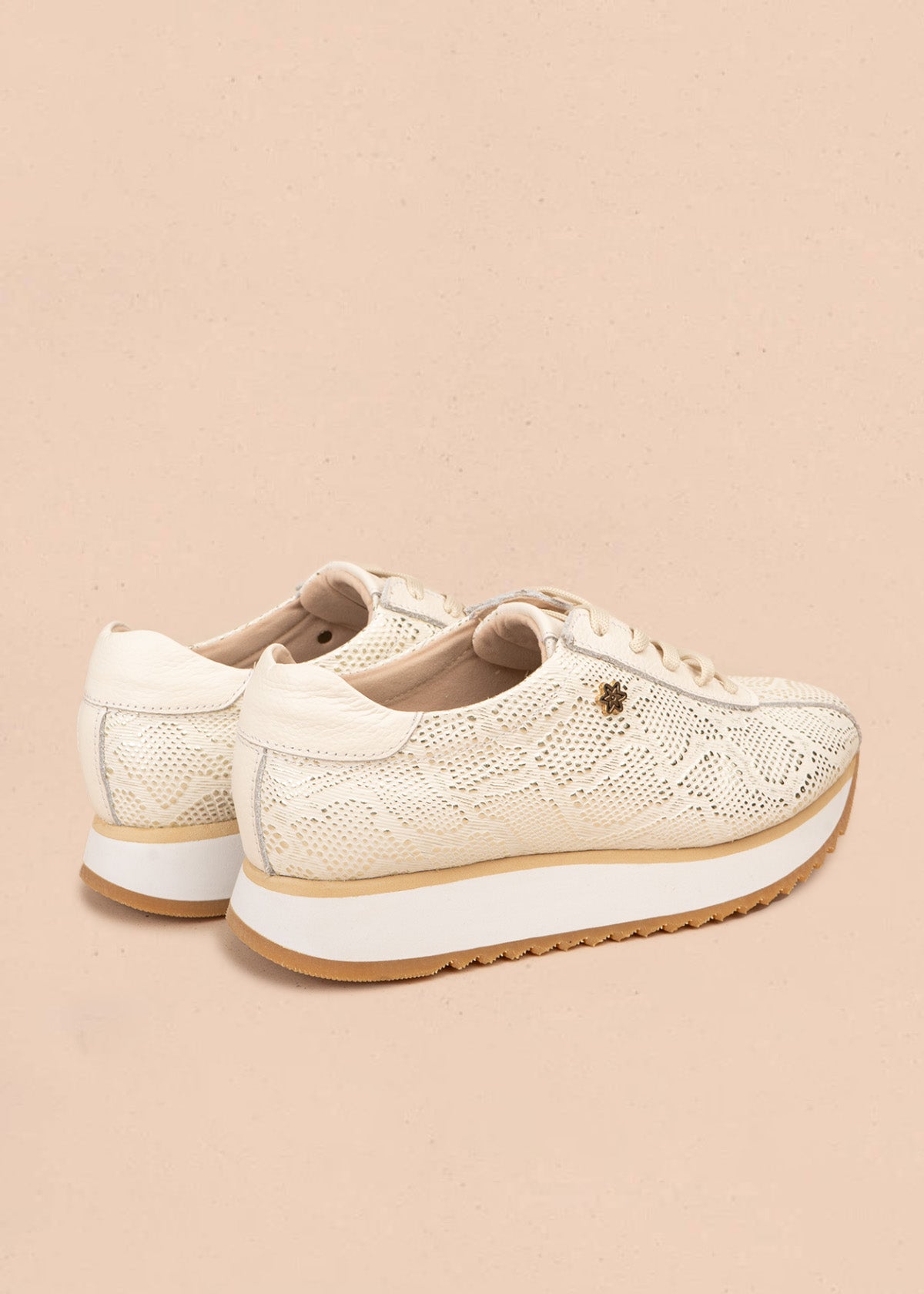 Tenis casuales en cuero color talco con textura tipo pitón 106587