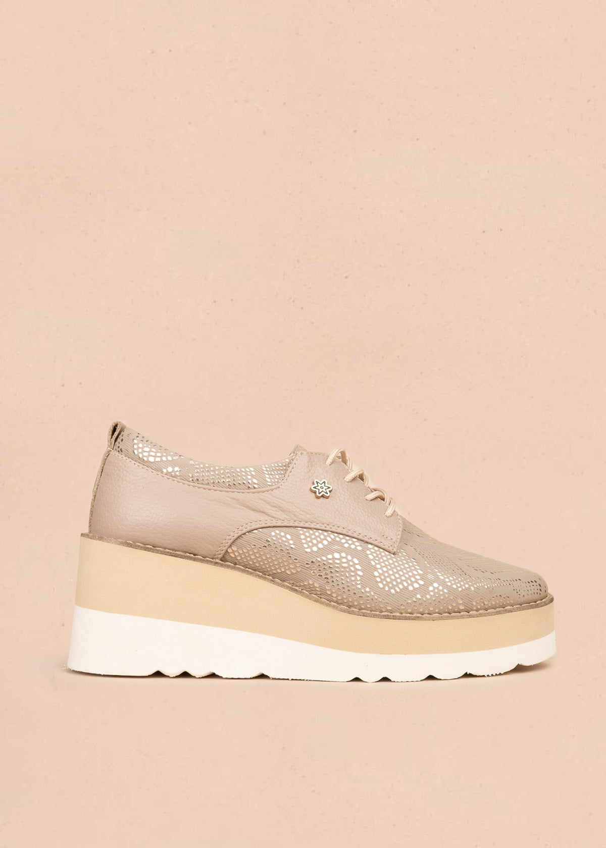 Zapatos con atadura en cuero color taupe con plataforma alta y textura pitón 106588