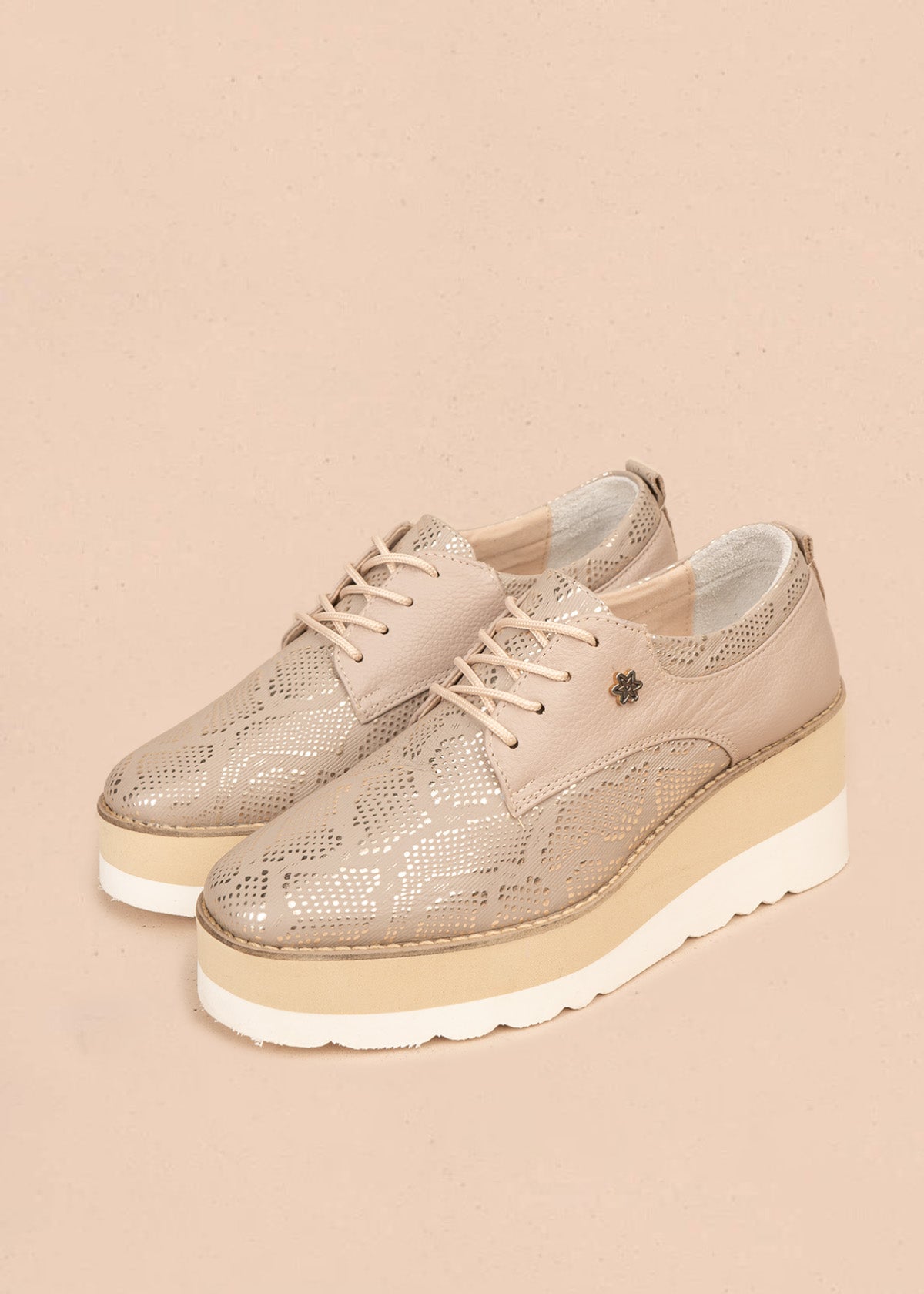 Zapatos con atadura en cuero color taupe con plataforma alta y textura pitón 106588