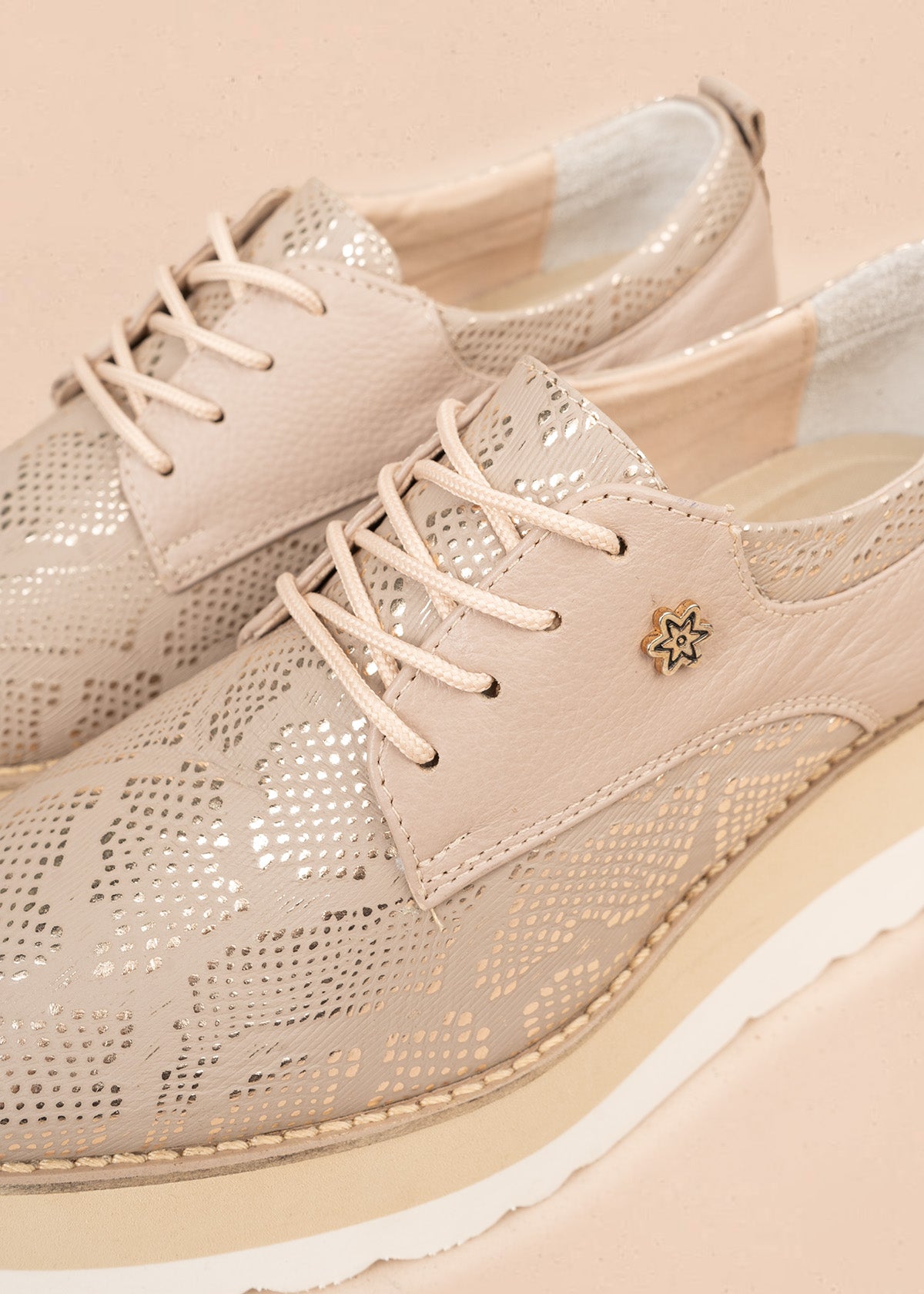 Zapatos con atadura en cuero color taupe con plataforma alta y textura pitón 106588