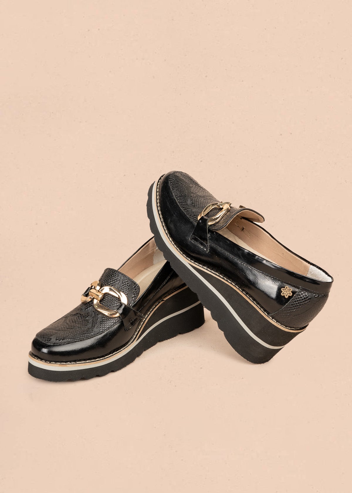 Mocasín en cuero color negro con plataforma y herrajes dorados 106589