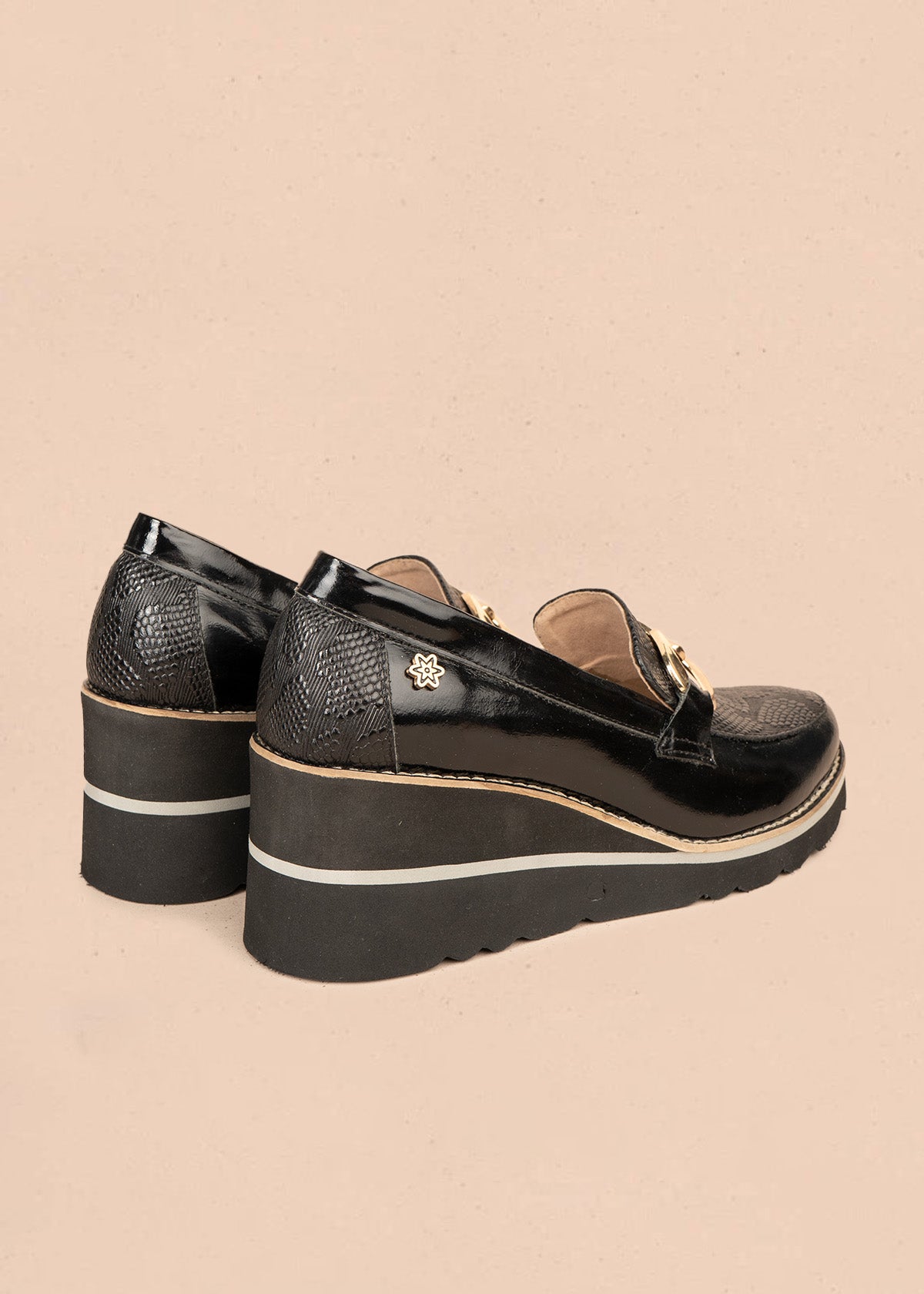 Mocasín en cuero color negro con plataforma y herrajes dorados 106589