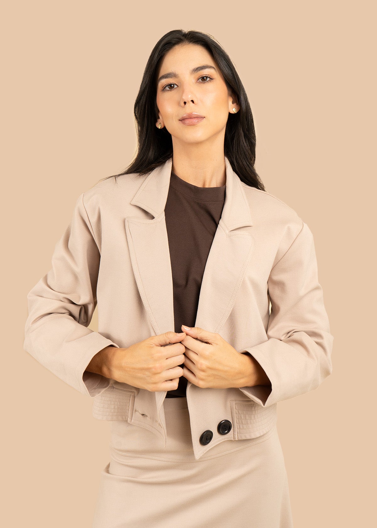 Chaqueta color arena con solapa y doble botonadura 106590