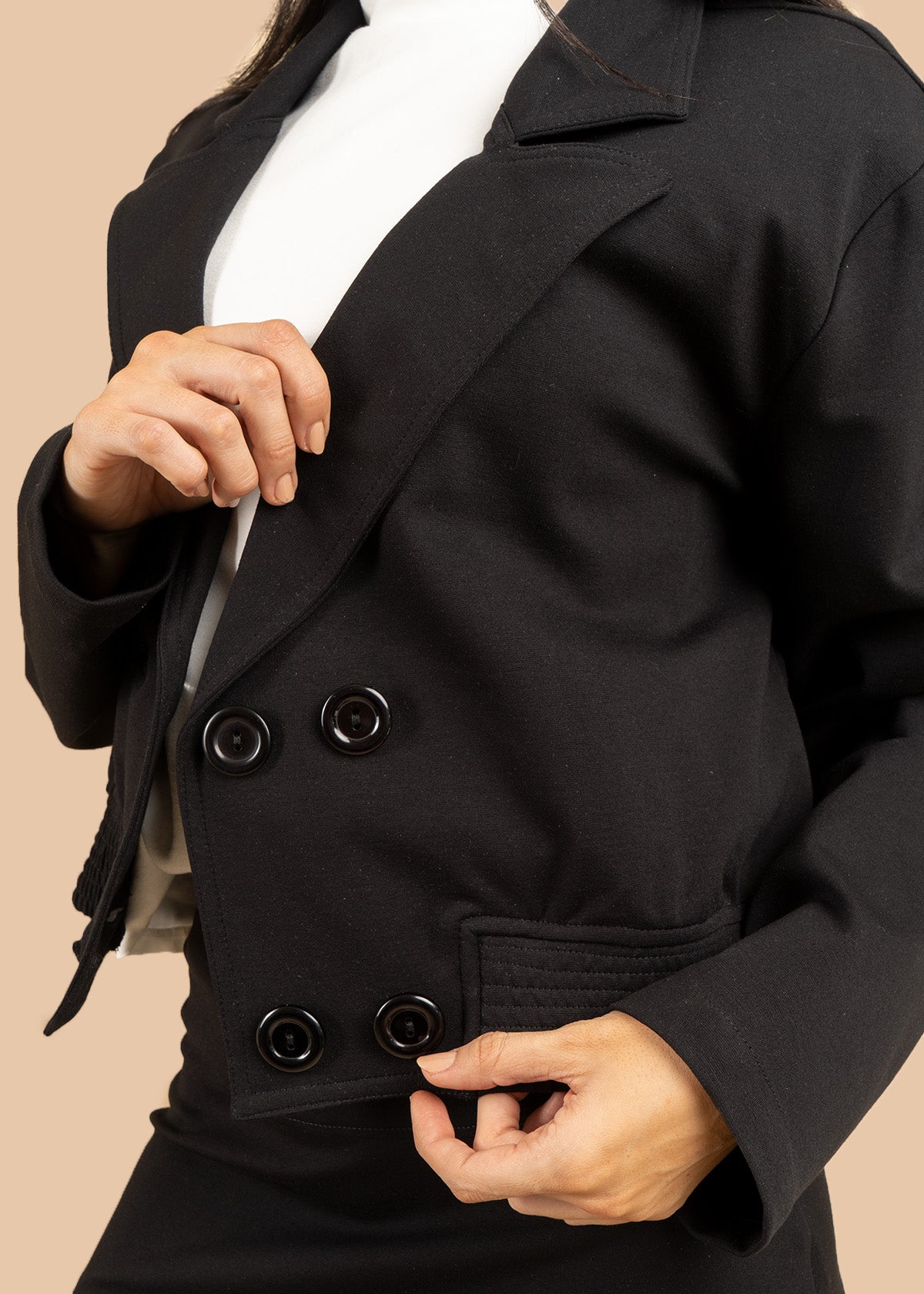 Chaqueta color negro con solapa y doble botonadura 106590