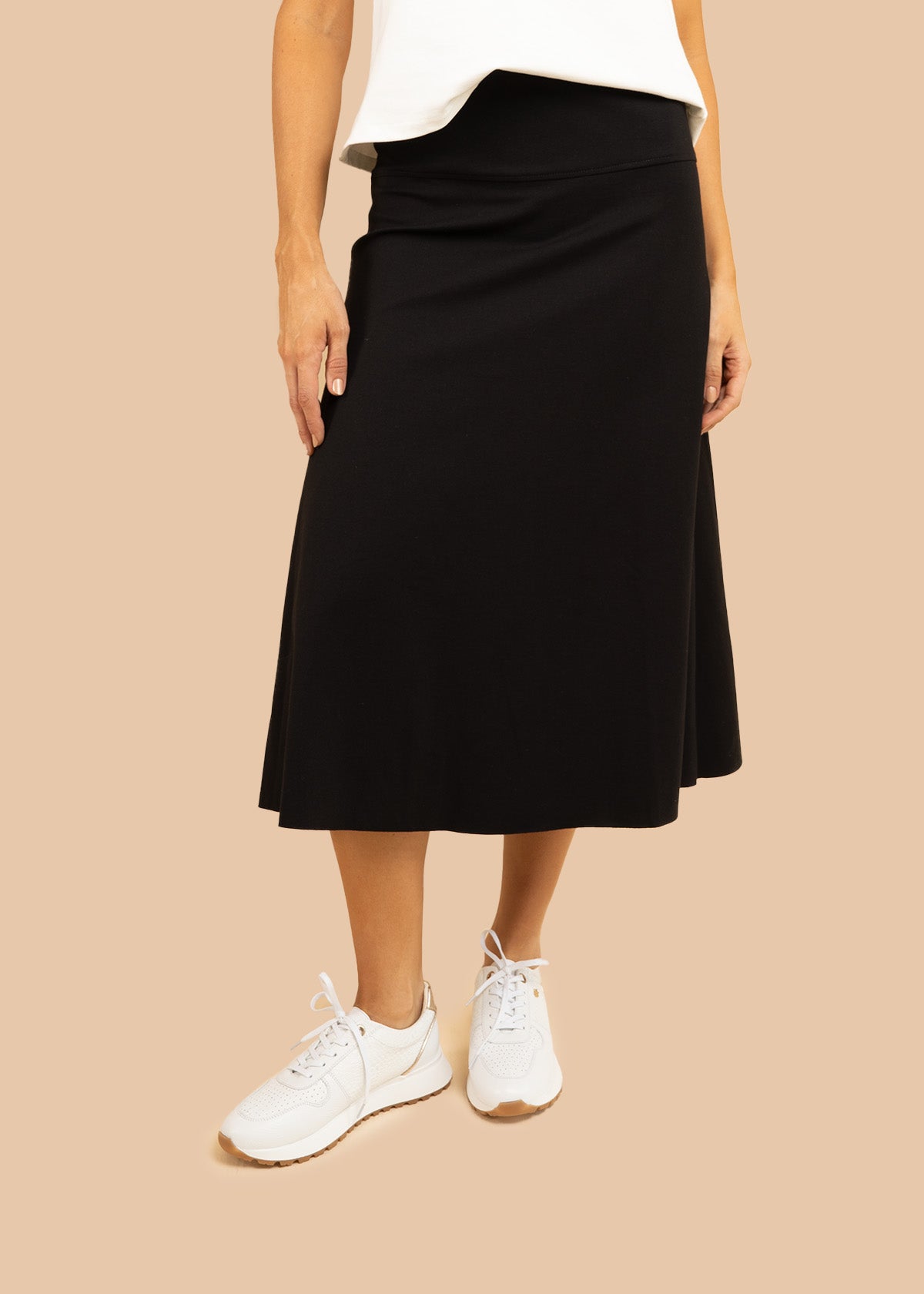 Falda midi color negro silueta tipo A 106591