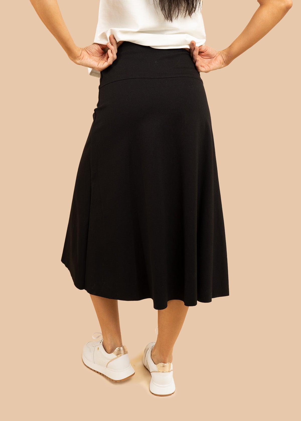 Falda midi color negro silueta tipo A 106591