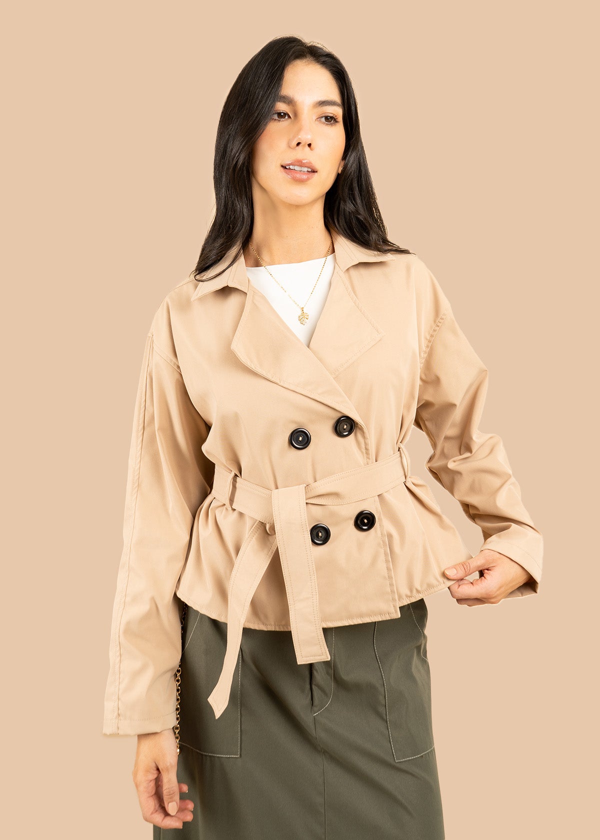 Chaqueta color camel con doble botonadura y cinturón 106592