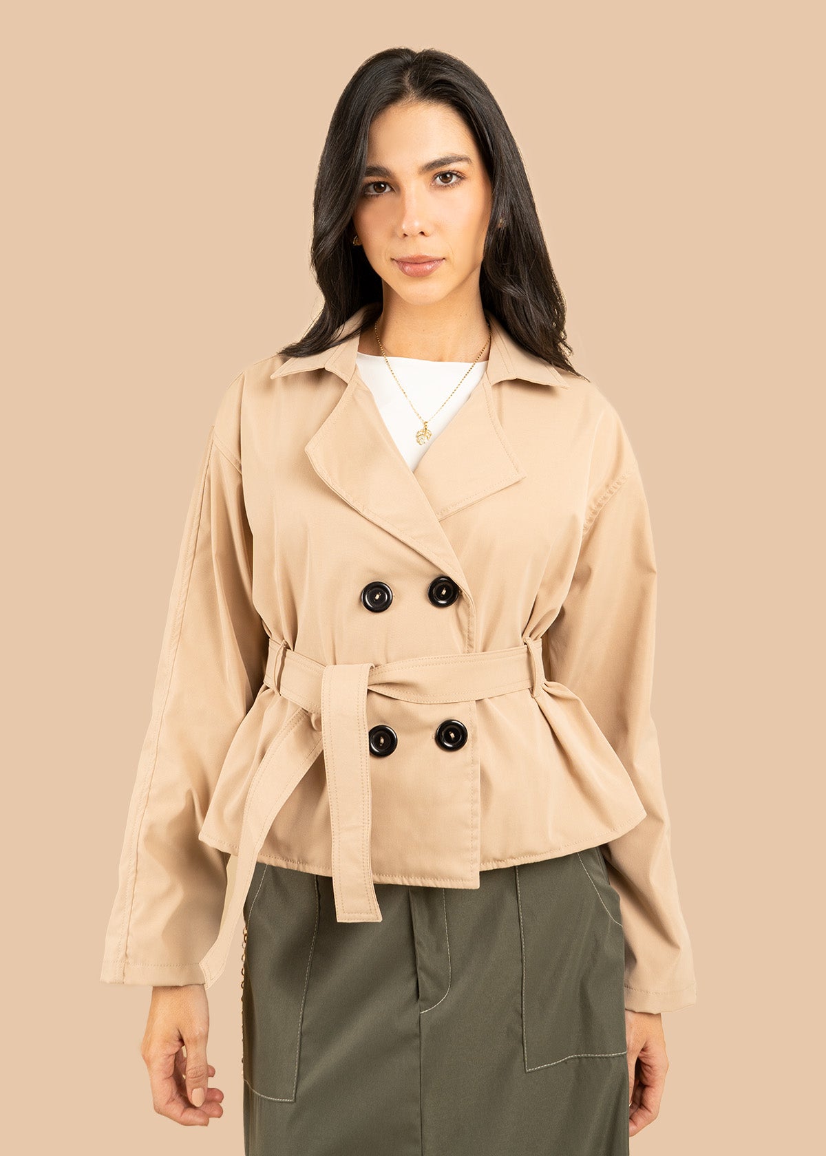 Chaqueta color camel con doble botonadura y cinturón 106592