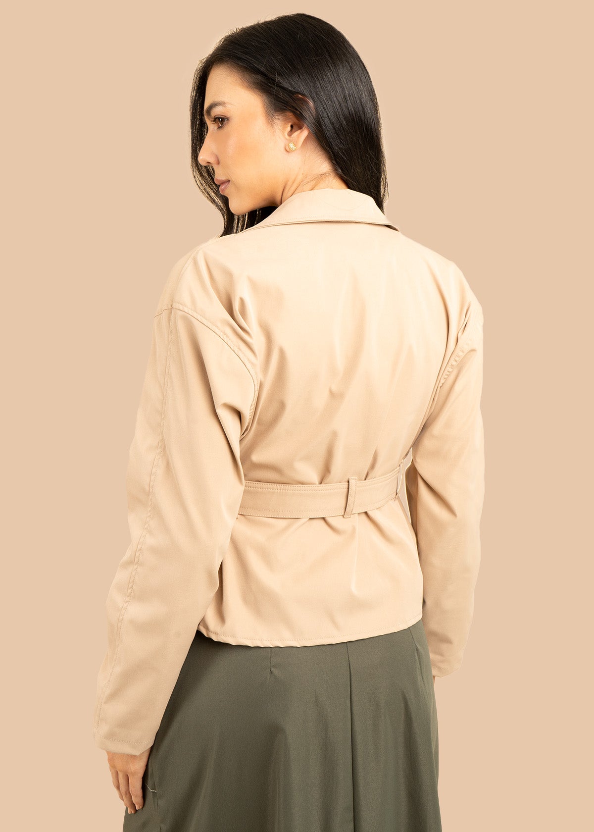 Chaqueta color camel con doble botonadura y cinturón 106592