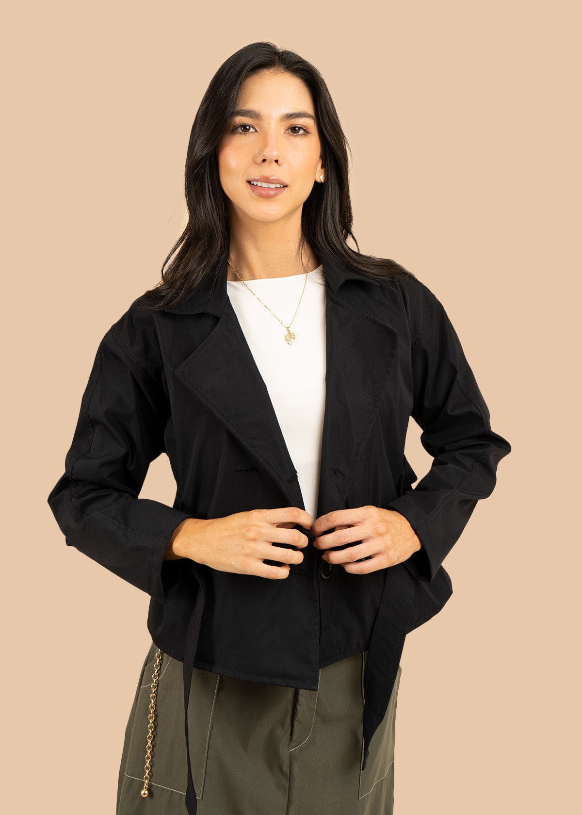 Chaqueta color negro con doble botonadura y cinturón 106592
