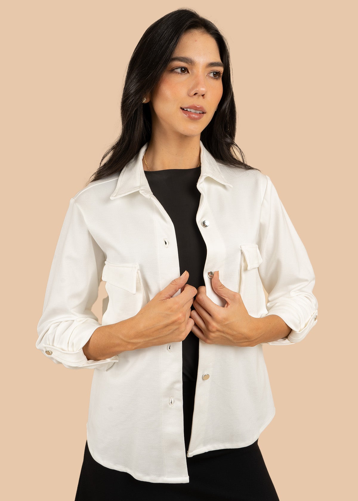 Chaqueta color blanco con bolsillos delanteros y botones plateados 106601