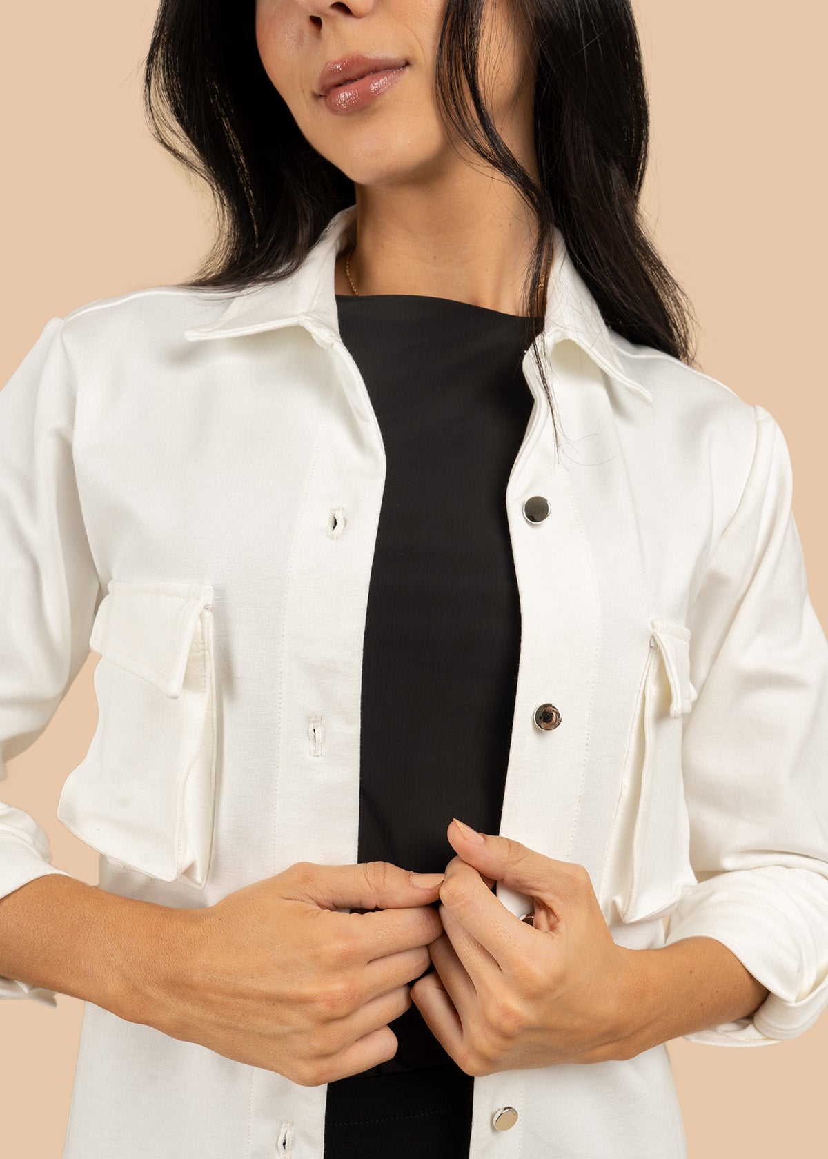 Chaqueta color blanco con bolsillos delanteros y botones plateados 106601