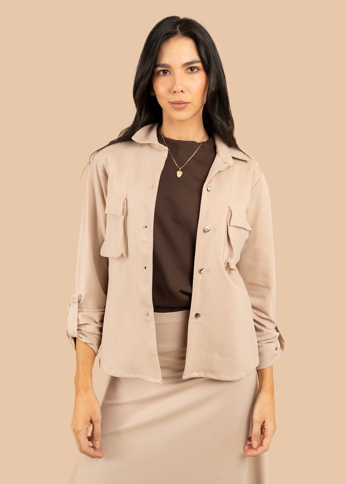 Chaqueta color camel con bolsillos delanteros y botones plateados 106601