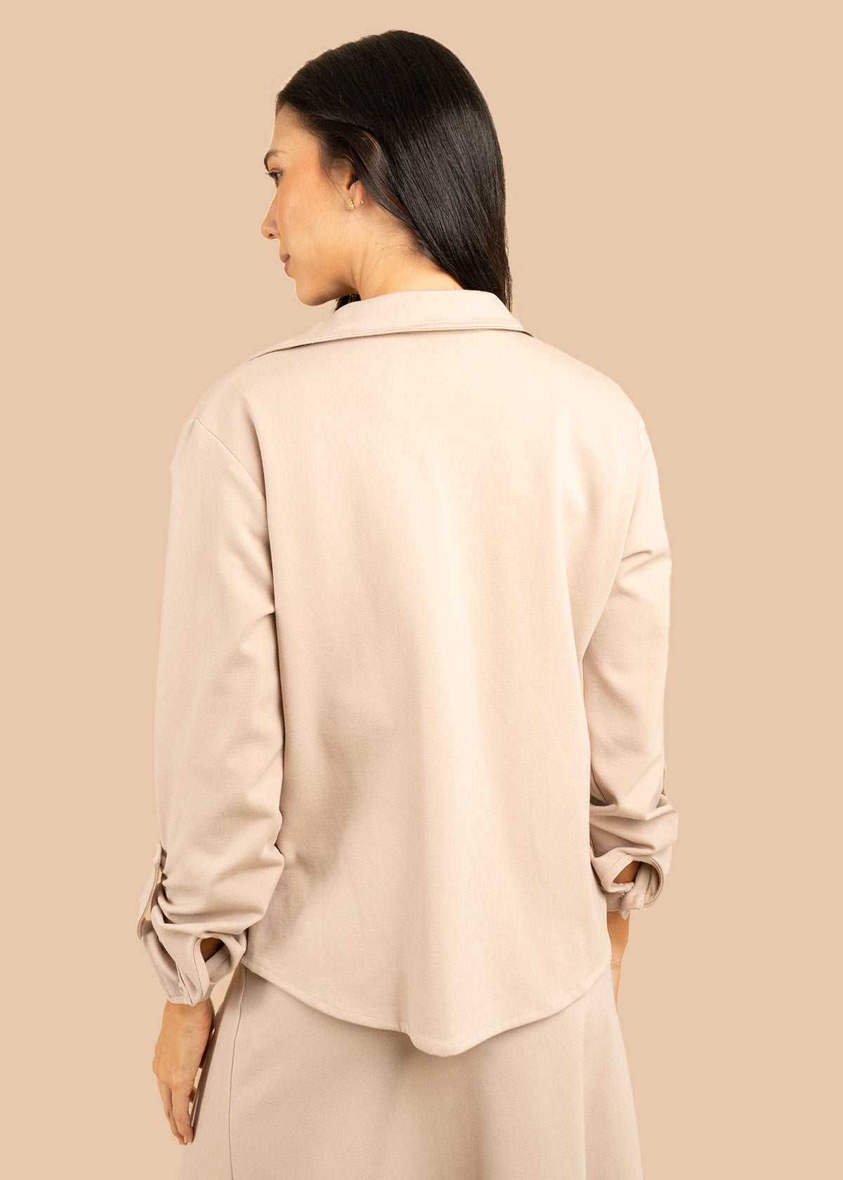 Chaqueta color camel con bolsillos delanteros y botones plateados 106601