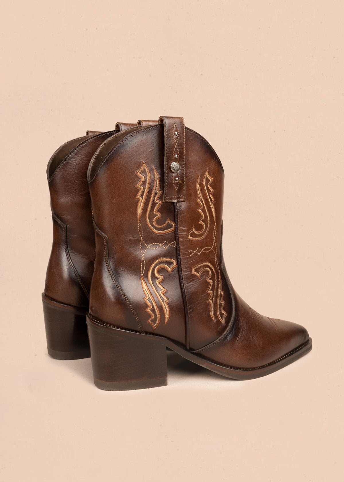 Botas texanas en cuero color café con bordados 106604