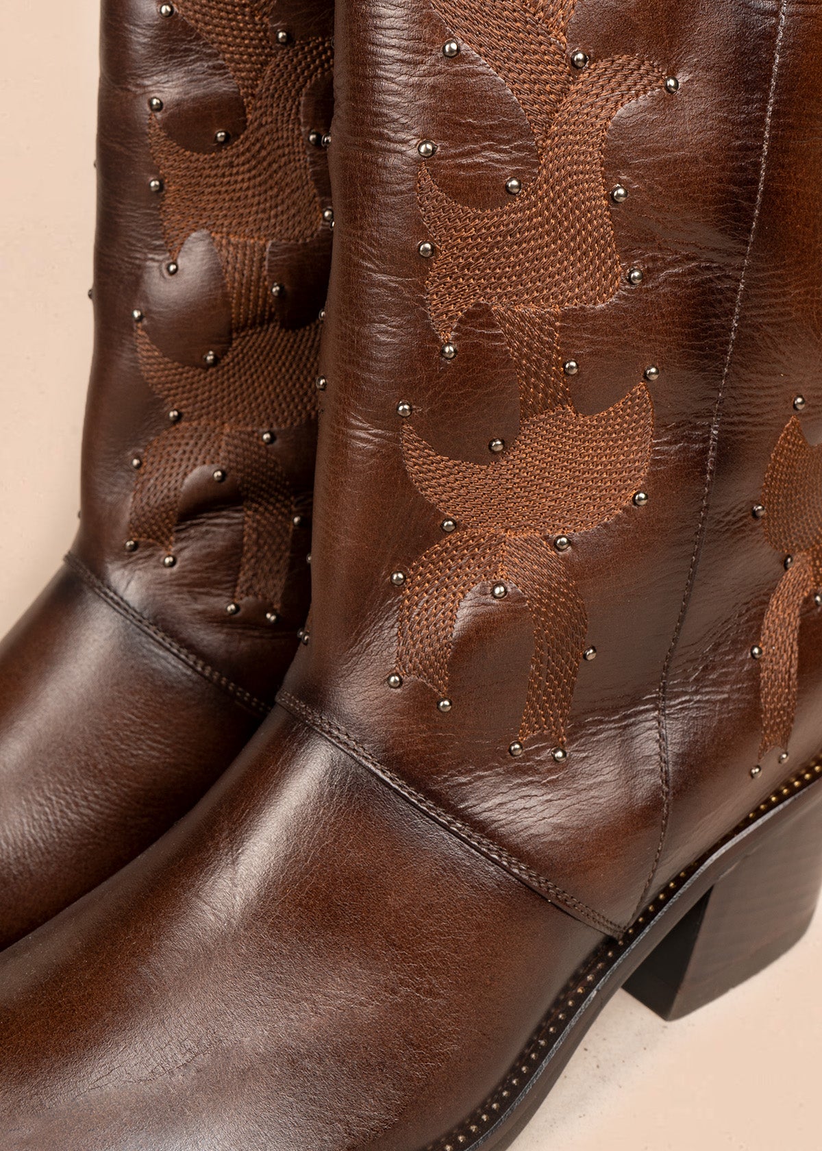 Botas texanas en cuero color café con taches 106606