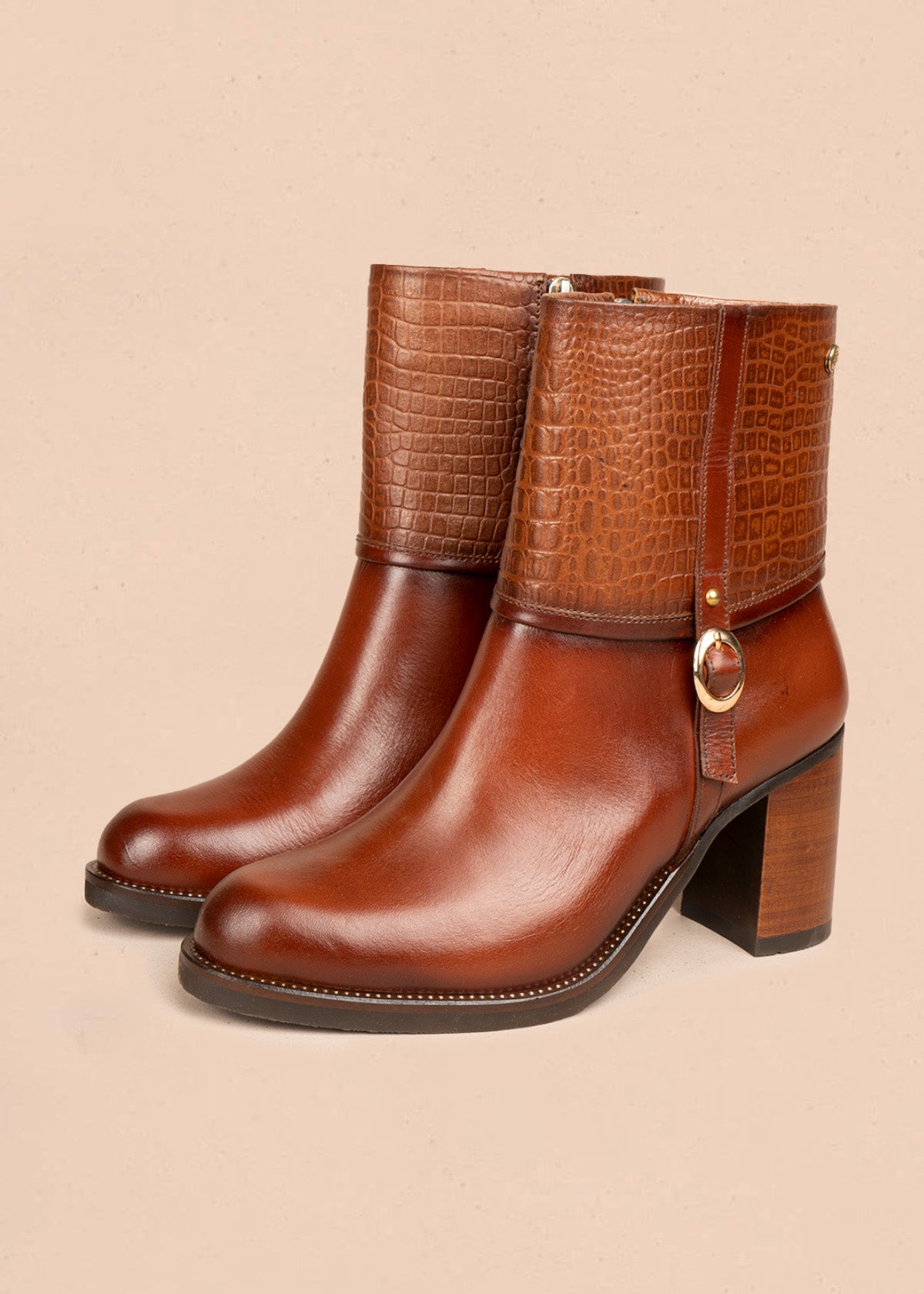Botas de cuero color miel con caña croco y correa con hebilla 106608