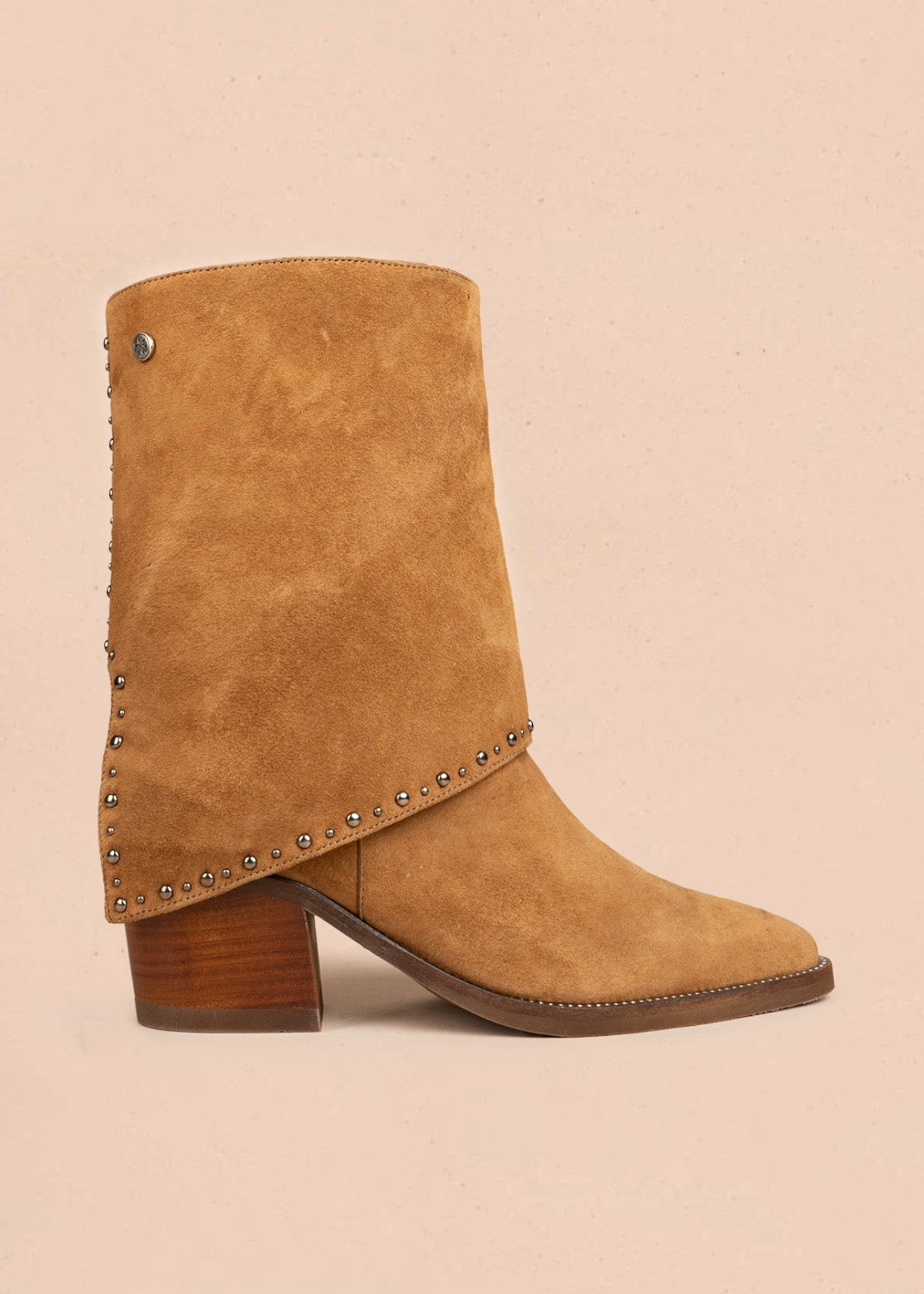 Botas en cuero color arena con solapa y tachuelas plateadas 106611