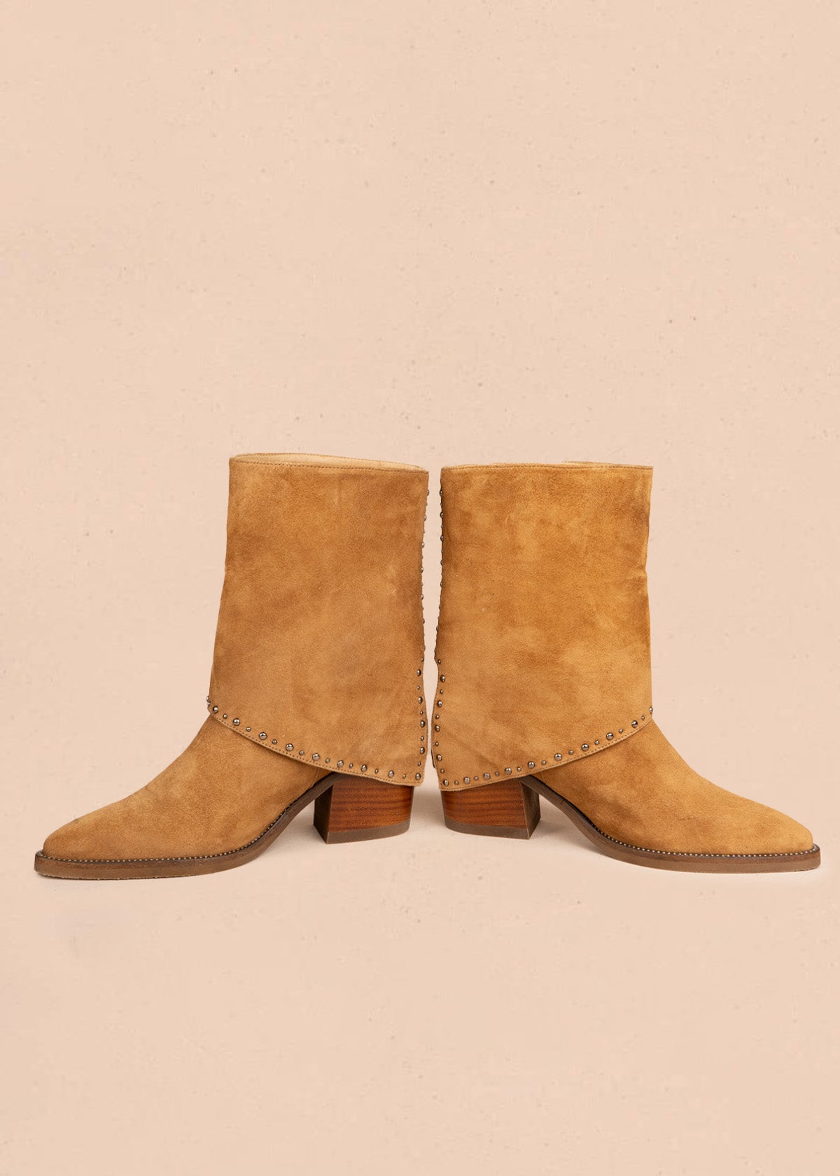 Botas en cuero color arena con solapa y tachuelas plateadas 106611