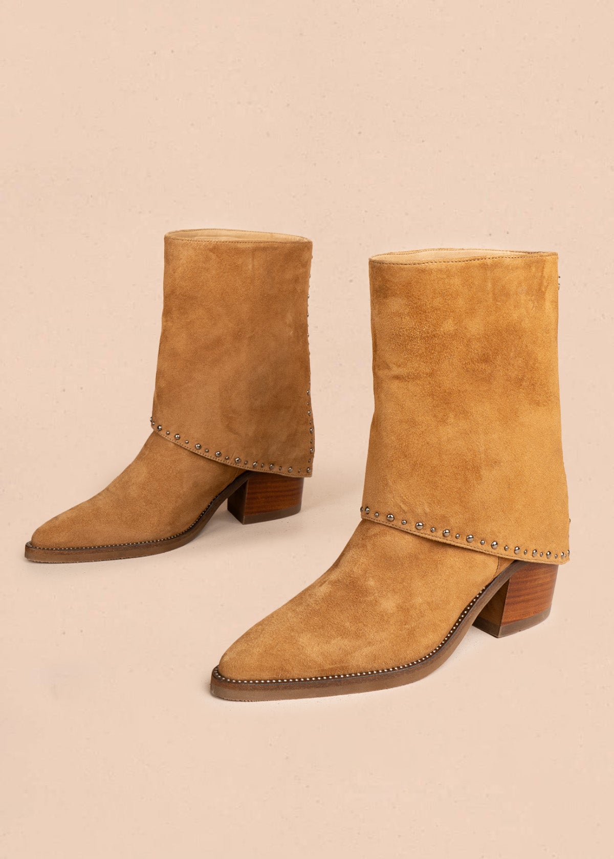 Botas en cuero color arena con solapa y tachuelas plateadas 106611