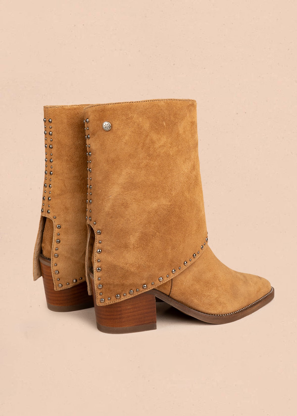 Botas en cuero color arena con solapa y tachuelas plateadas 106611