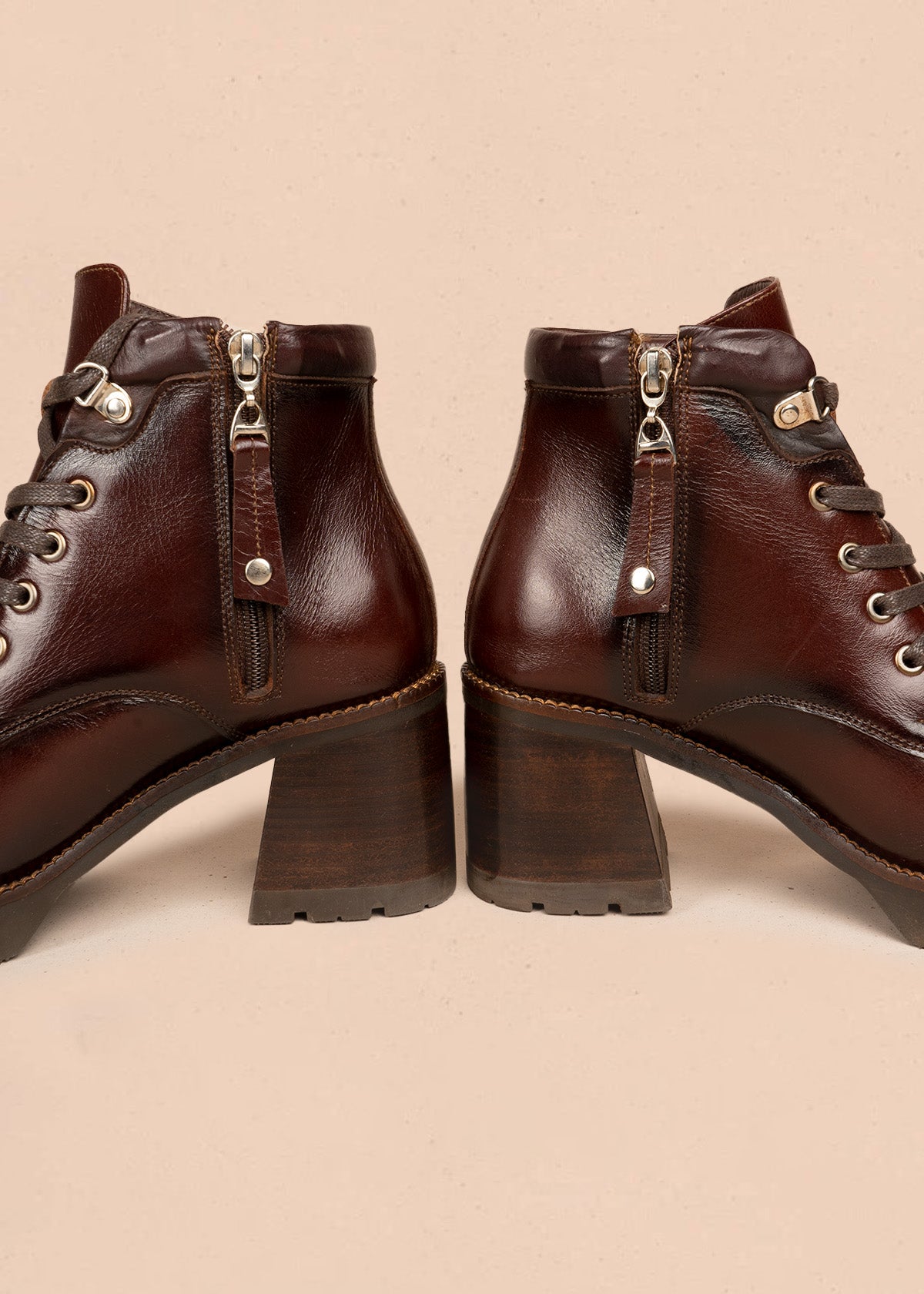 Botines en cuero color miel con cordones 106612
