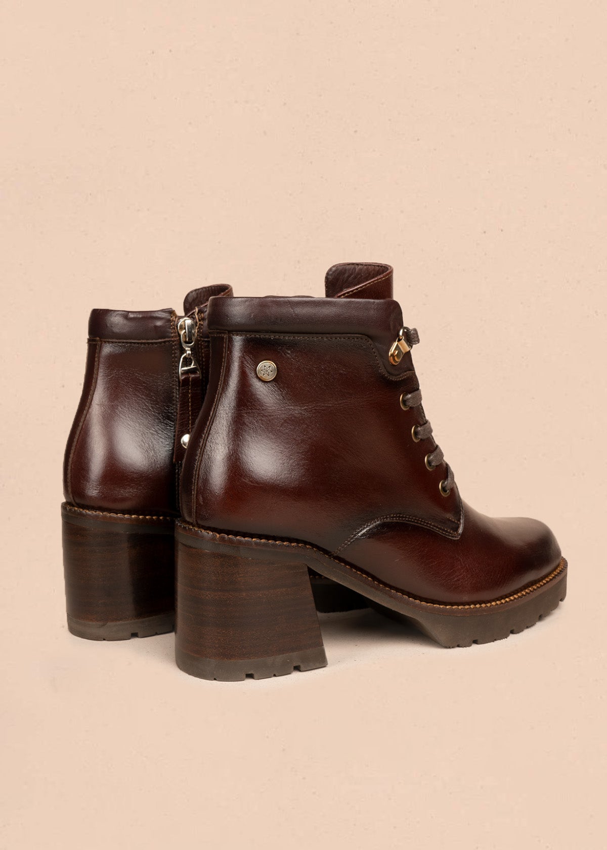 Botines en cuero color miel con cordones 106612