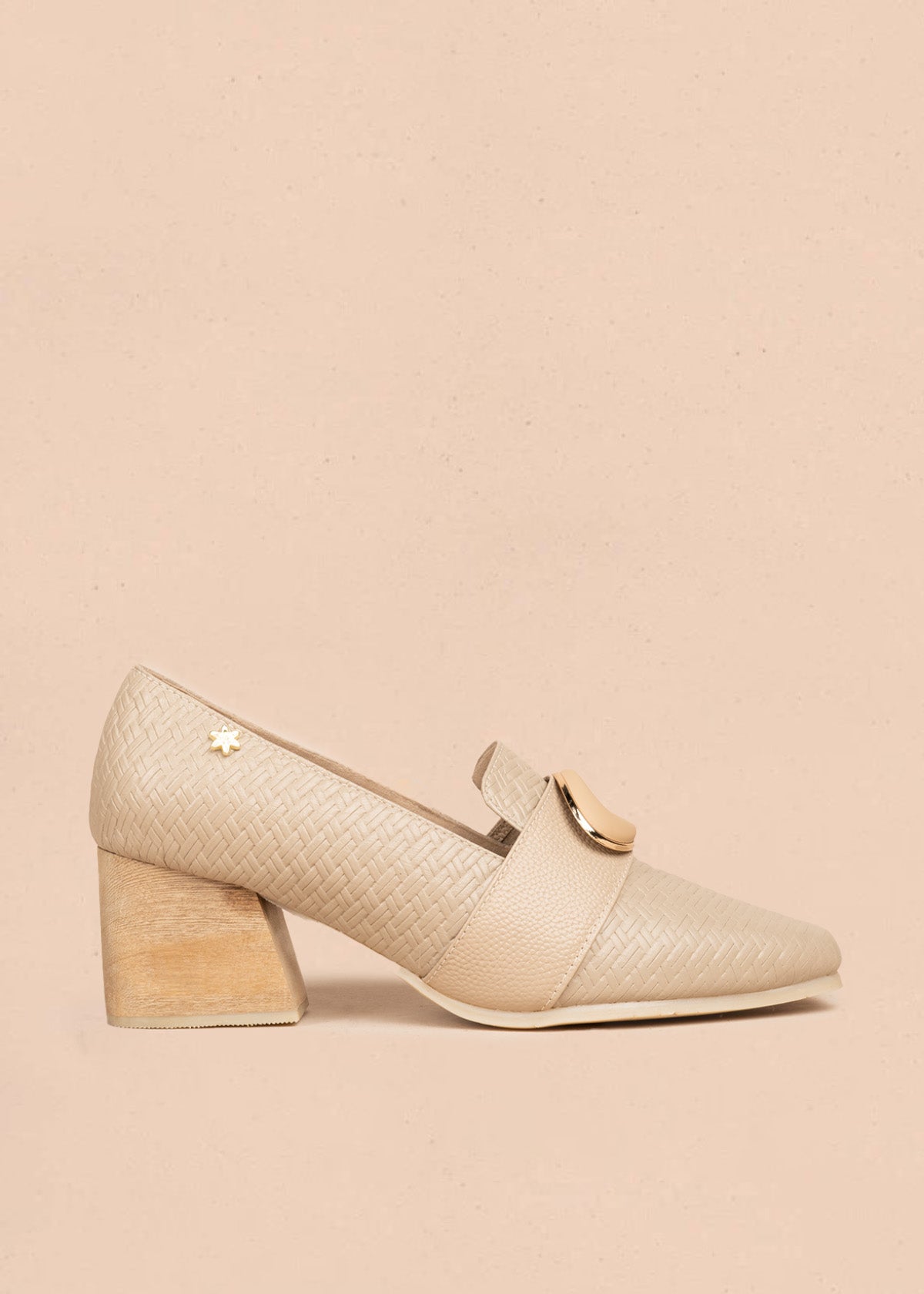 Zapatos cerrados en cuero color camel con textura tejida y aplique dorado 106615