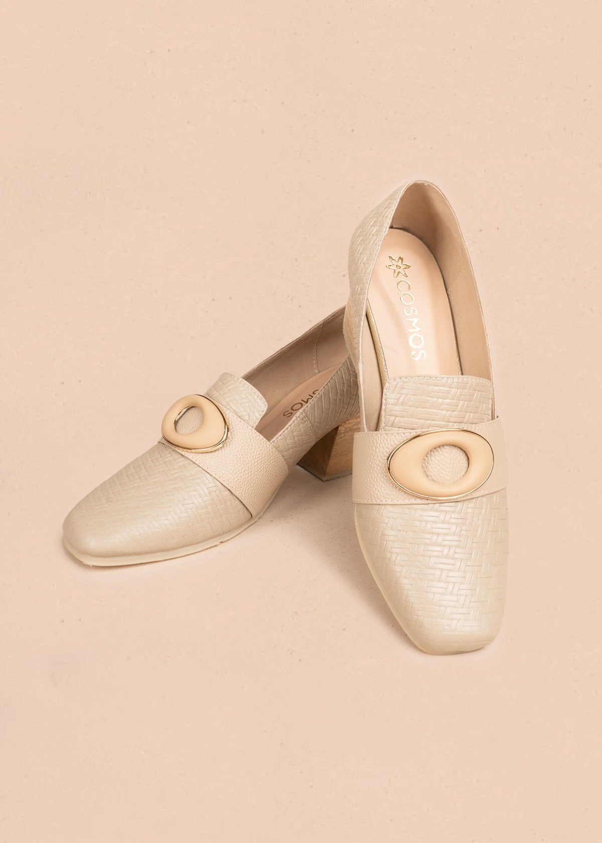 Zapatos cerrados en cuero color camel con textura tejida y aplique dorado 106615
