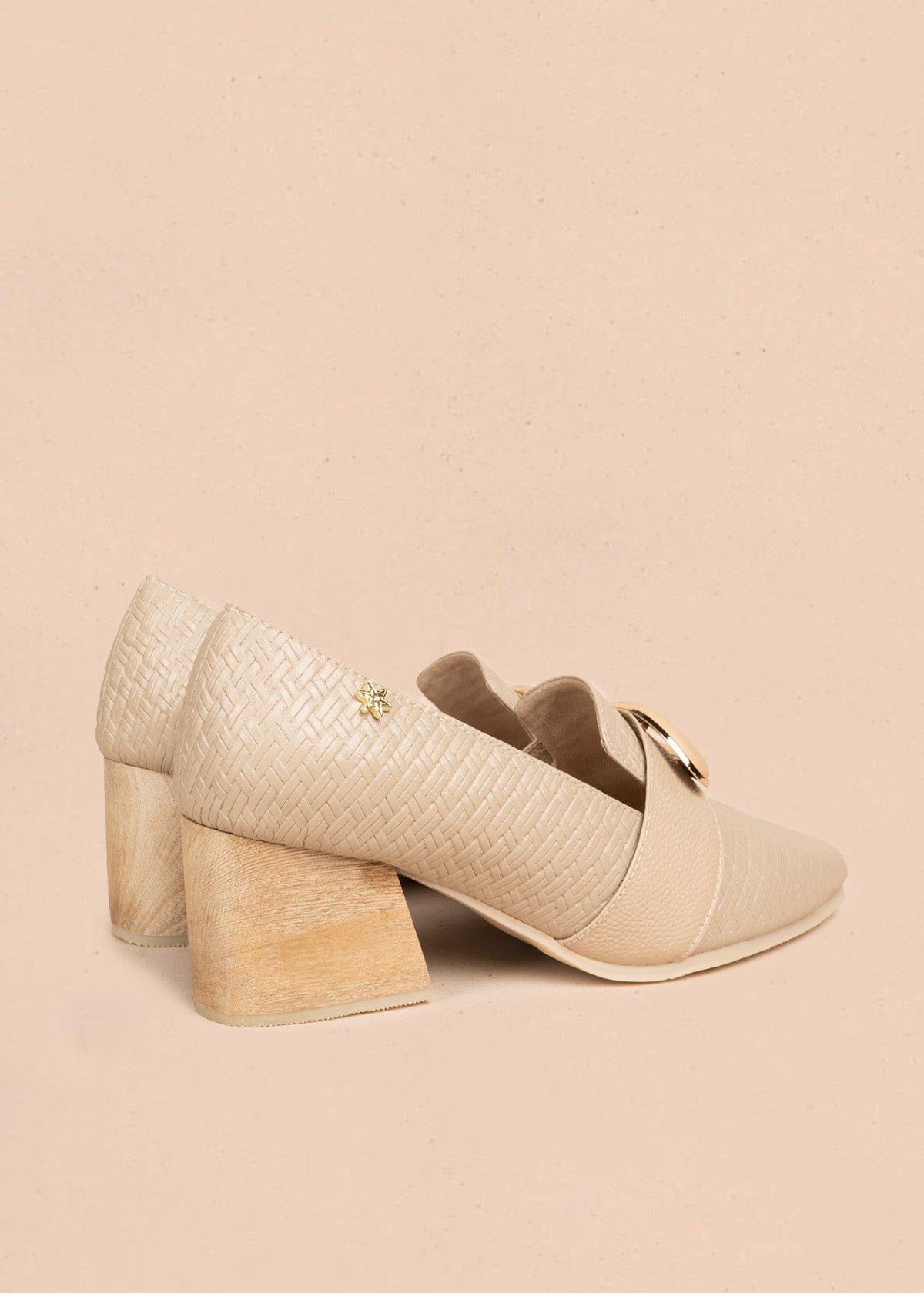 Zapatos cerrados en cuero color camel con textura tejida y aplique dorado 106615