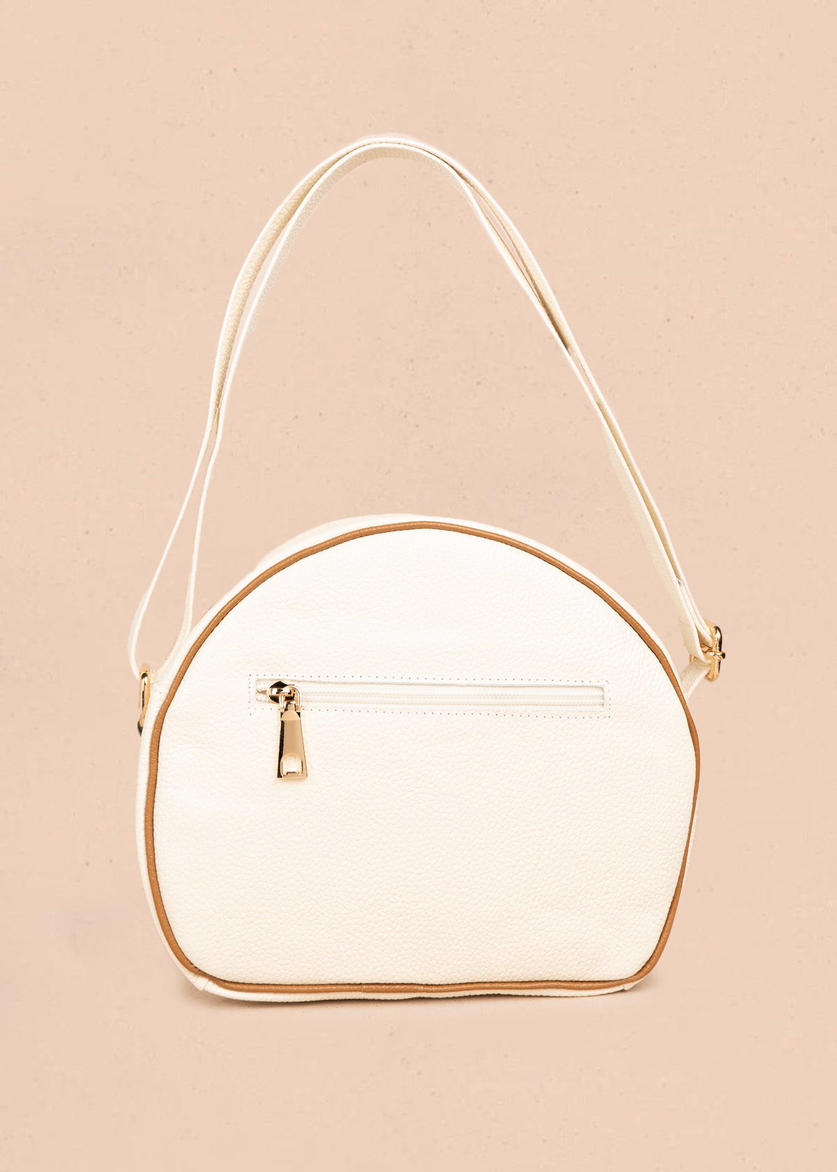 Bolso manos libres de cuero color talco con estampado de colibrí 106616